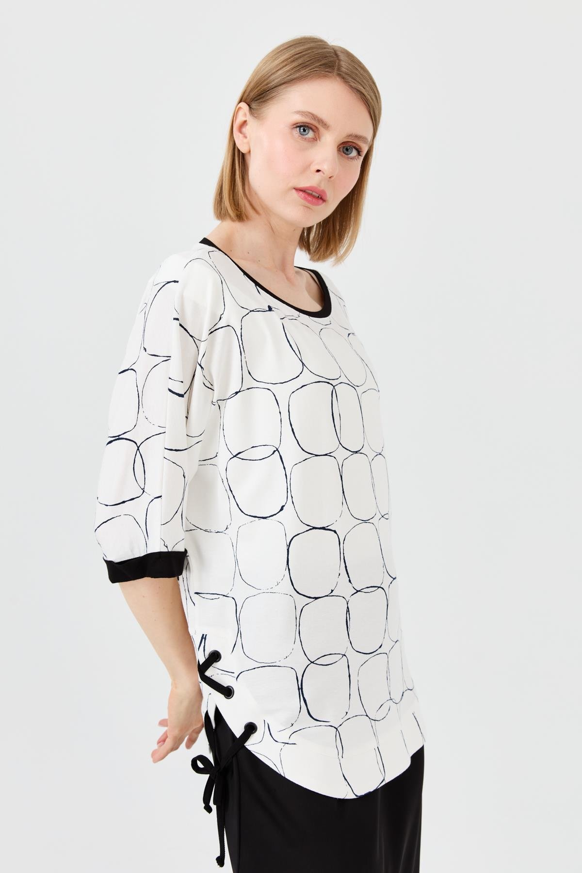 23720Kadın Sıfır Yaka Yanı Yırtmaçlı Penye T-shirt Ekru/Siyah