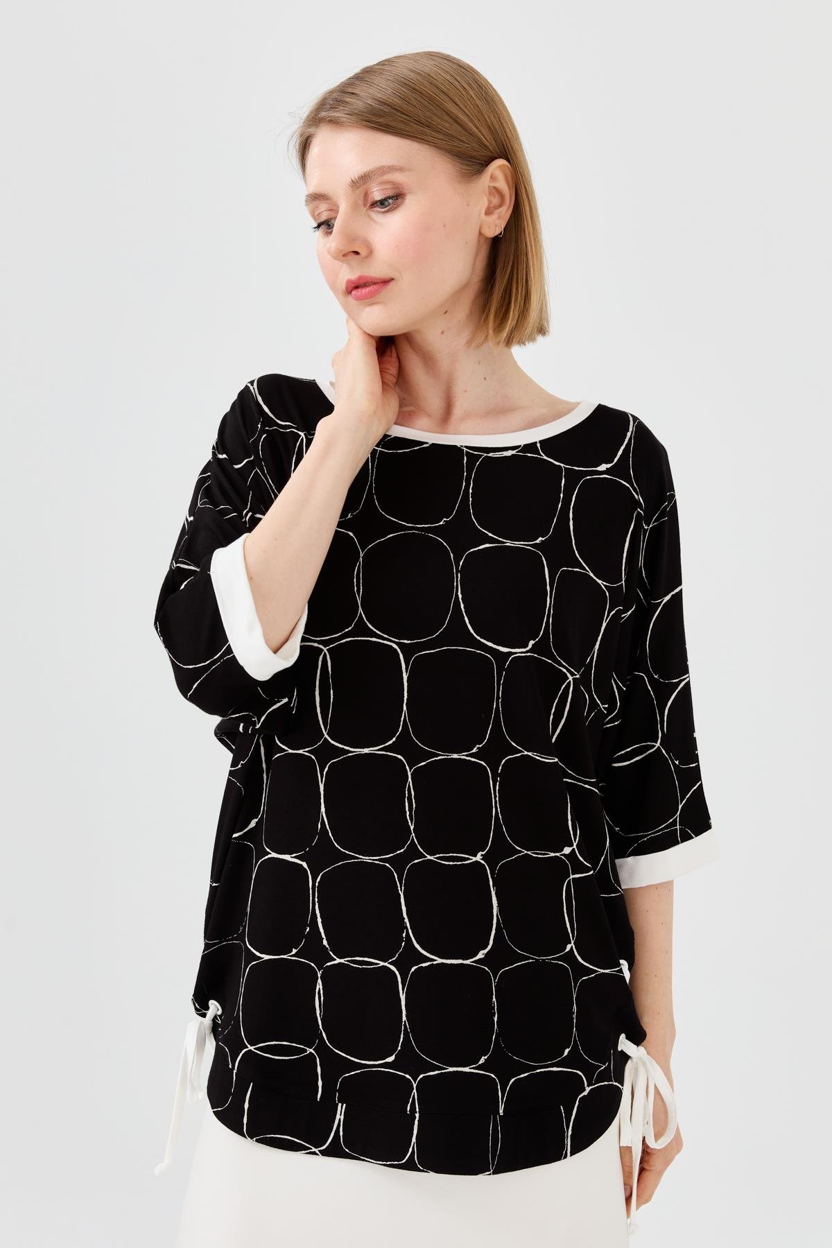 23720Kadın Sıfır Yaka Yanı Yırtmaçlı Penye T-shirt Siyah/Ekru