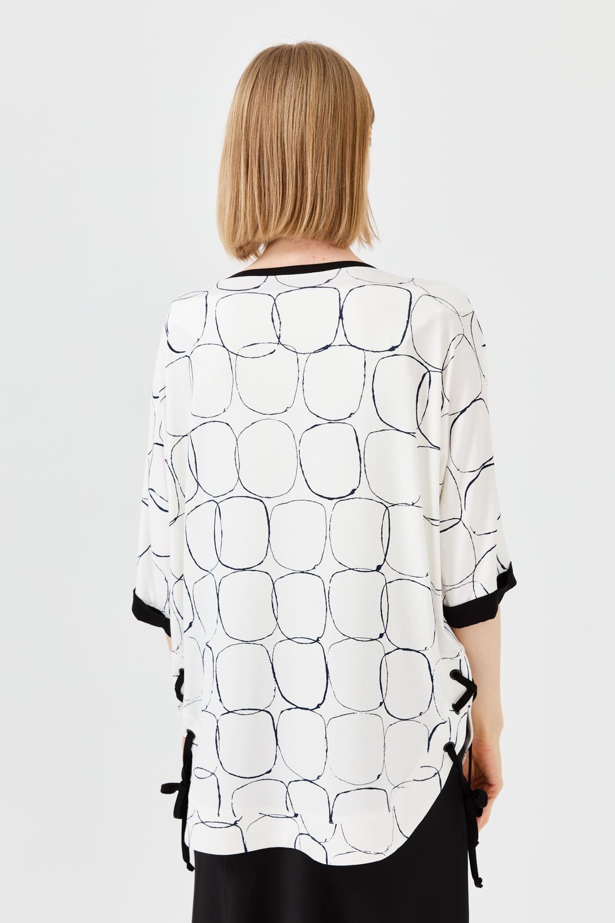 23720Kadın Sıfır Yaka Yanı Yırtmaçlı Penye T-shirt Ekru/Siyah