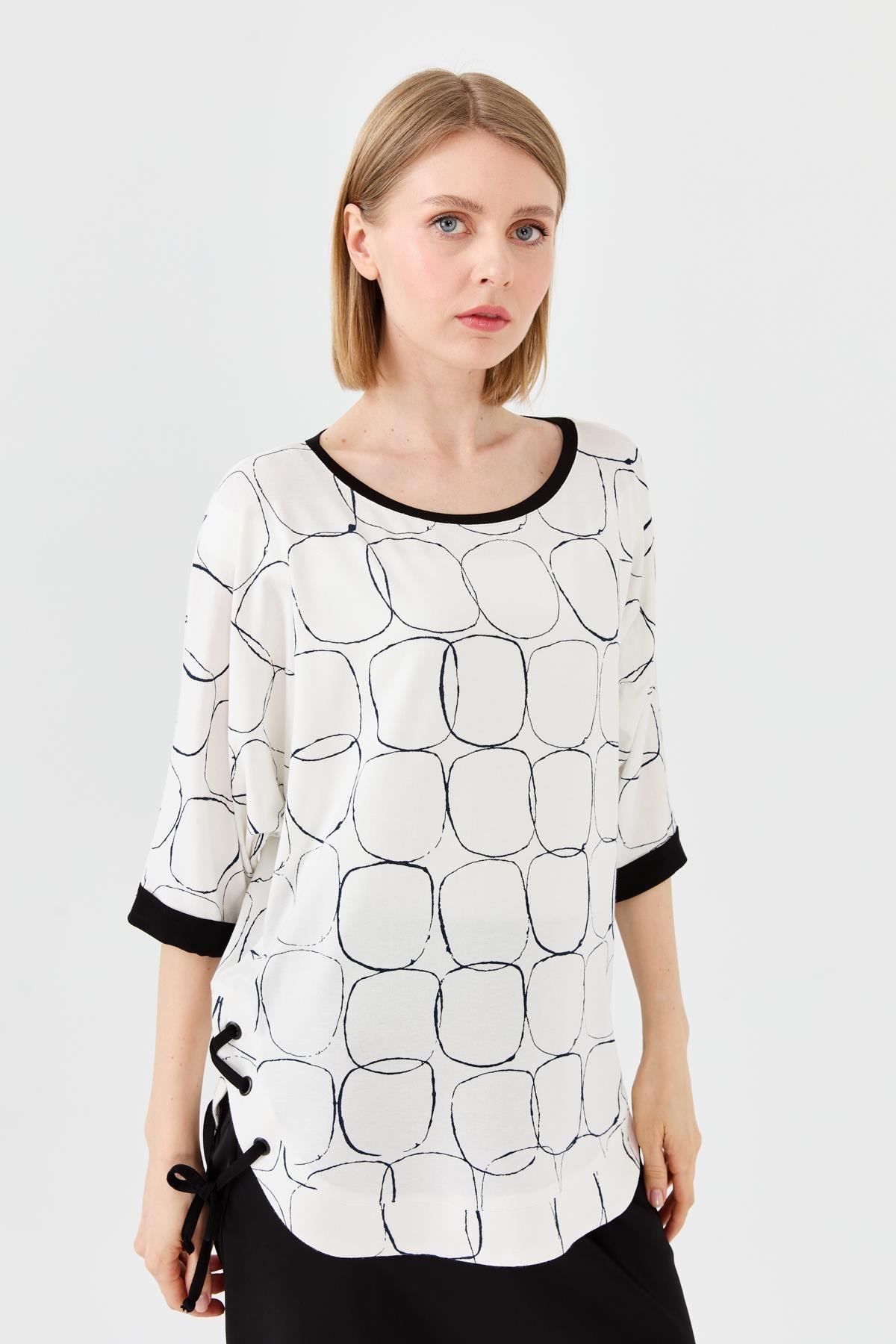 23720Kadın Sıfır Yaka Yanı Yırtmaçlı Penye T-shirt Ekru/Siyah