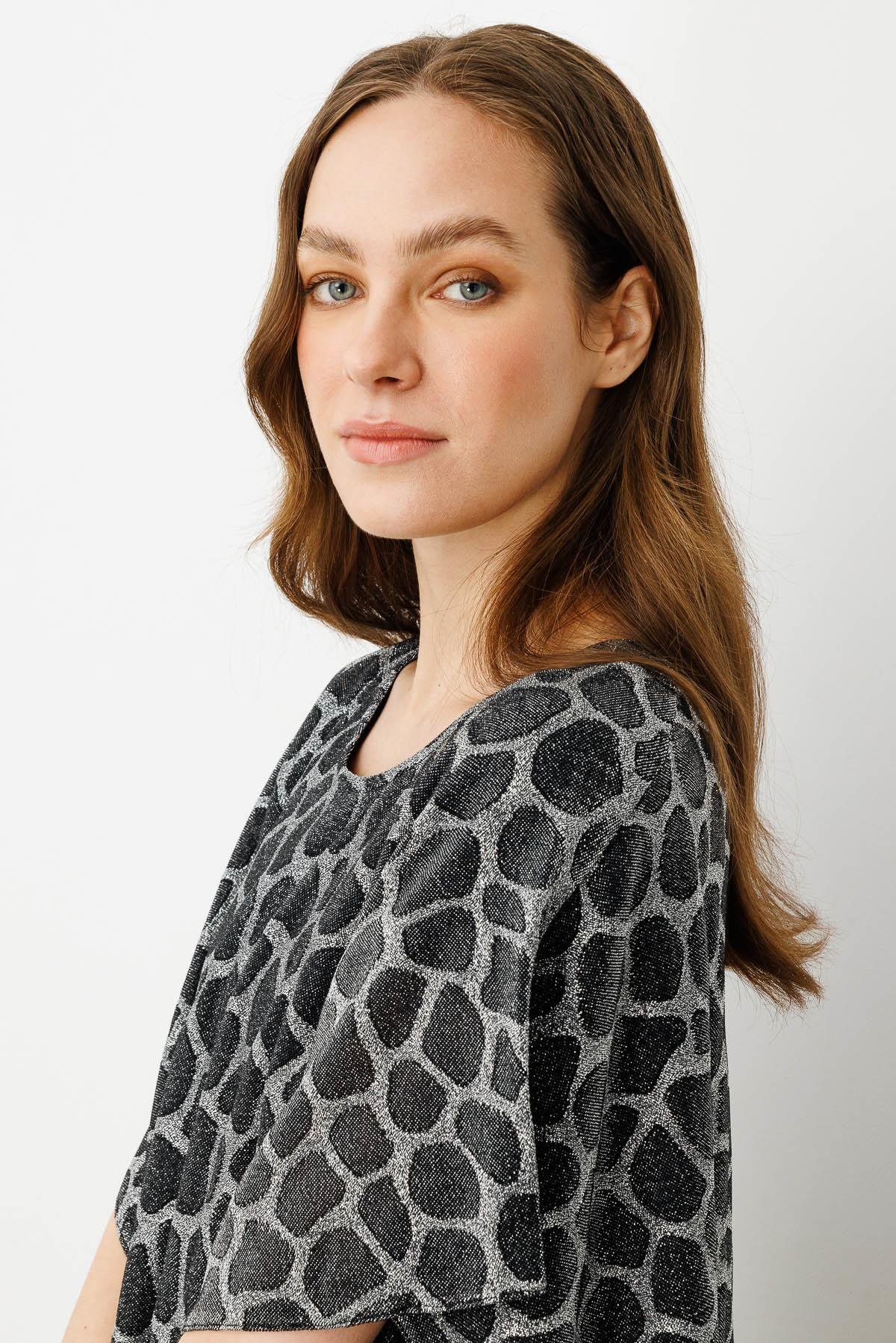 21958Kadın Sıfır Yaka Yarasa Kollu Simli Desenli Bluz Siyah