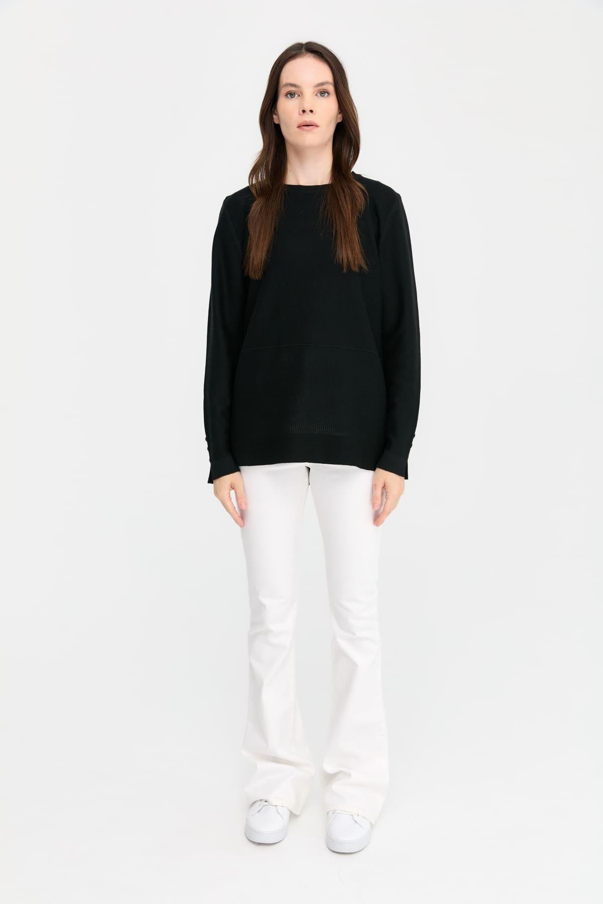 24357Kadın Sıfır Yaka Yırtmaçlı Kazak Siyah