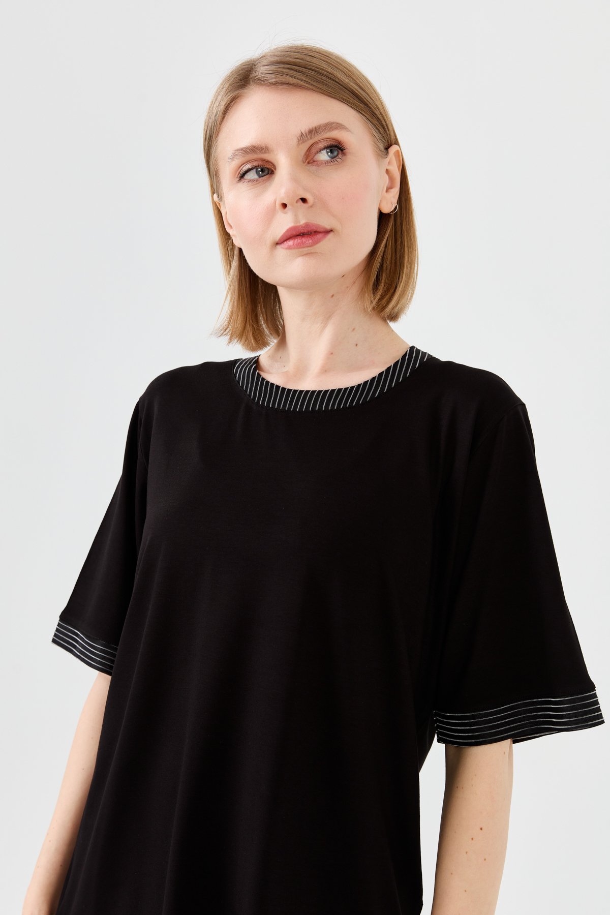 23764Kadın Sıfır Yaka Zincir Bantlı Penye T-shirt Siyah