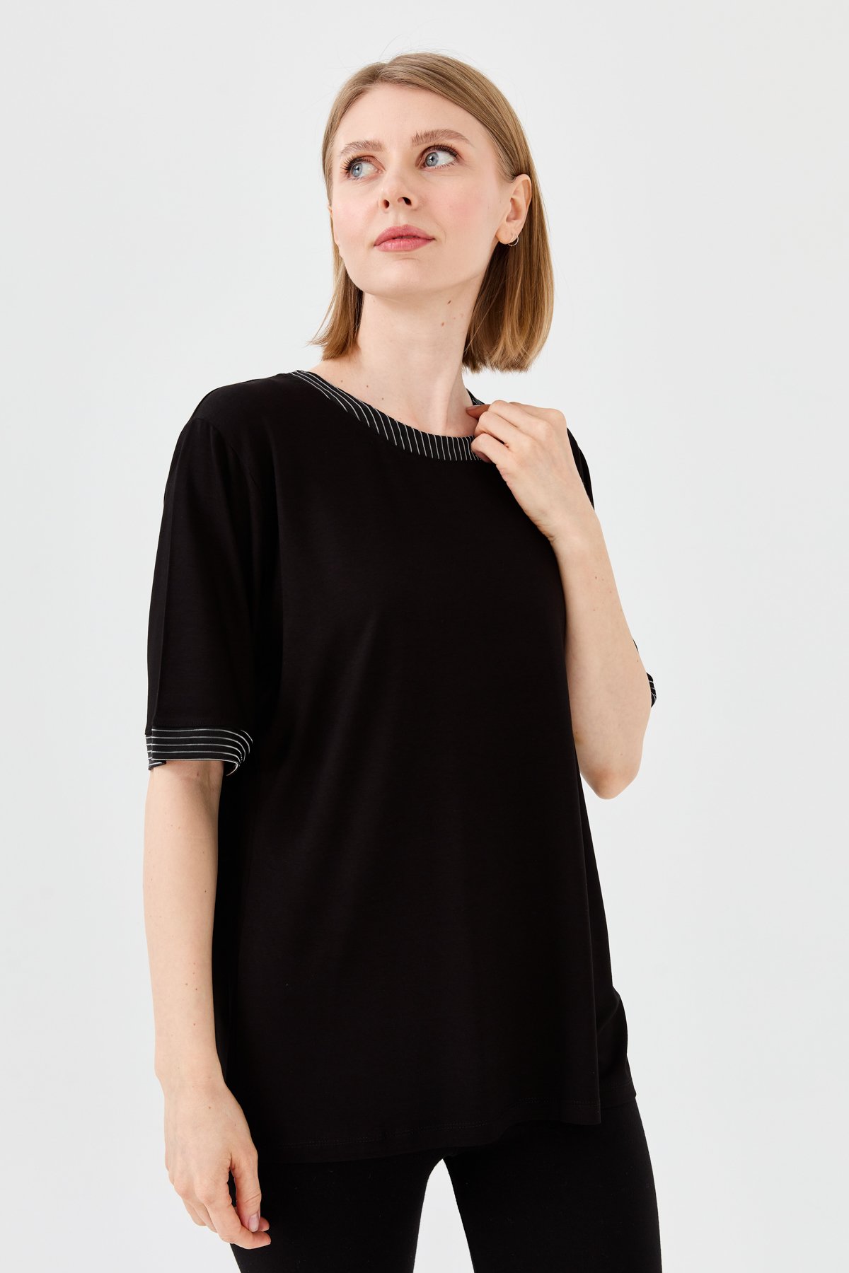 23764Kadın Sıfır Yaka Zincir Bantlı Penye T-shirt Siyah