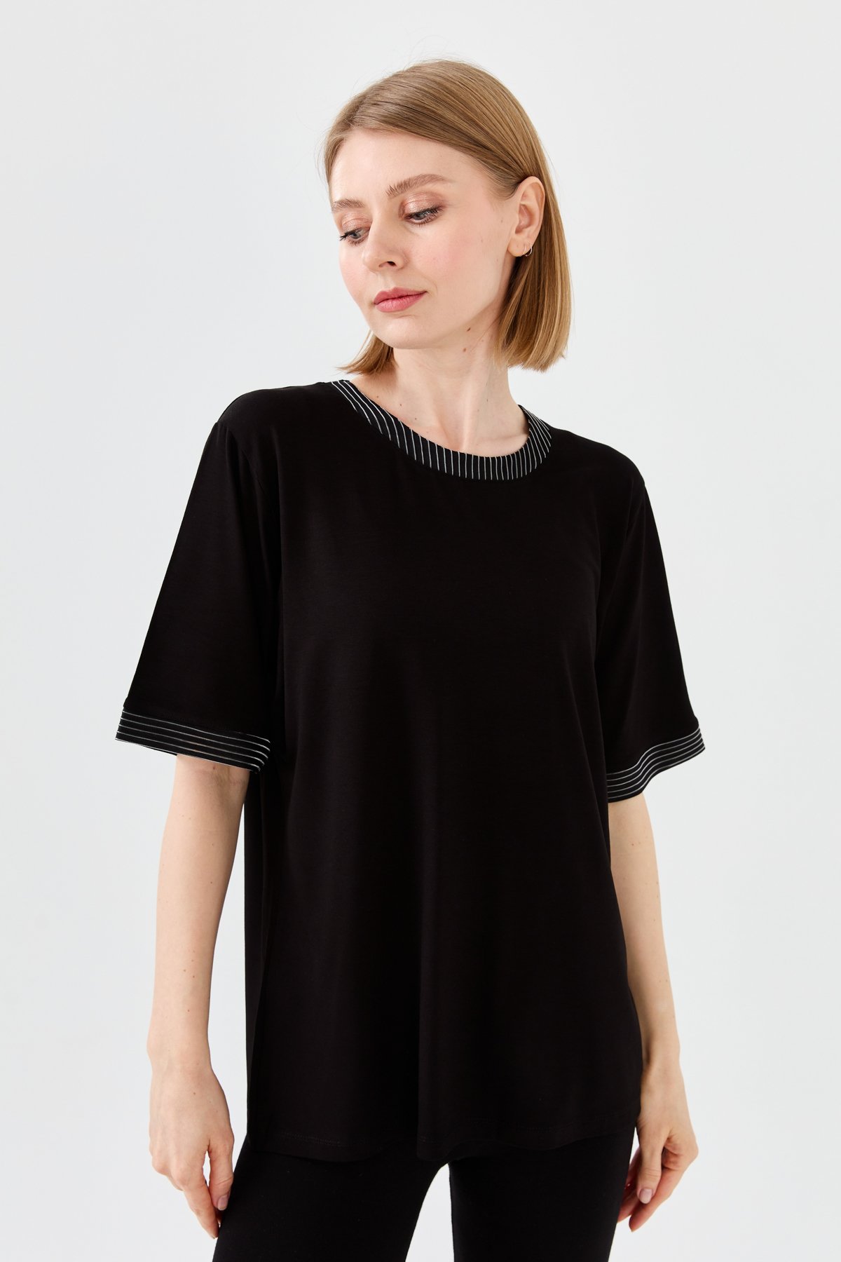 23764Kadın Sıfır Yaka Zincir Bantlı Penye T-shirt Siyah