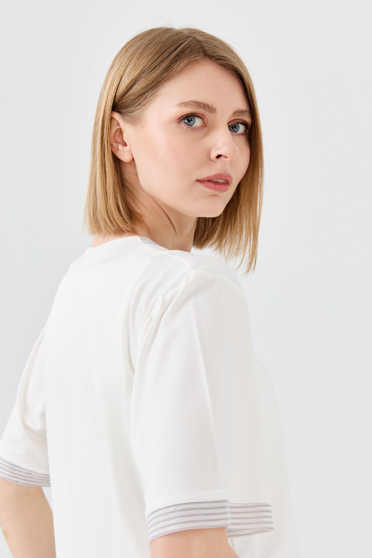 23764Kadın Sıfır Yaka Zincir Bantlı Penye T-shirt Kemik