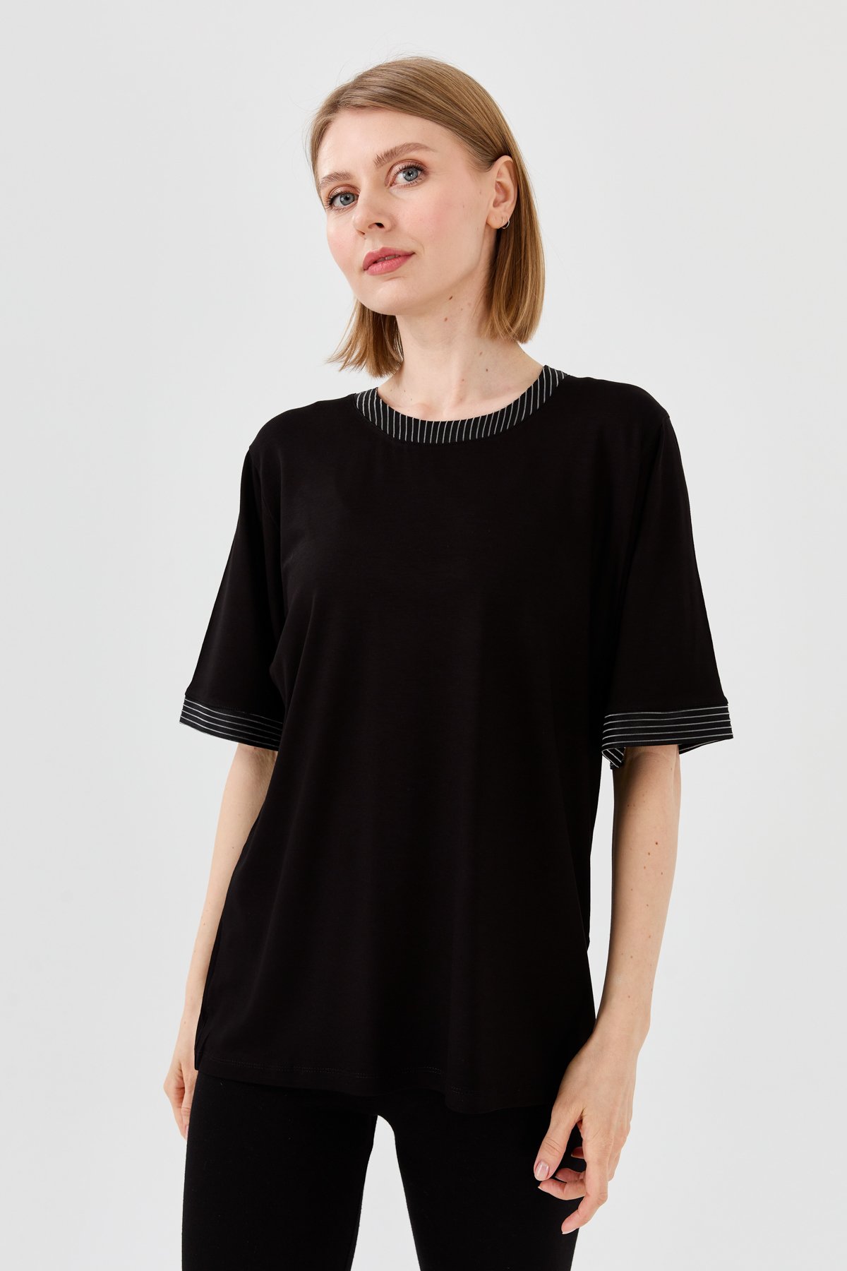 23764Kadın Sıfır Yaka Zincir Bantlı Penye T-shirt Siyah