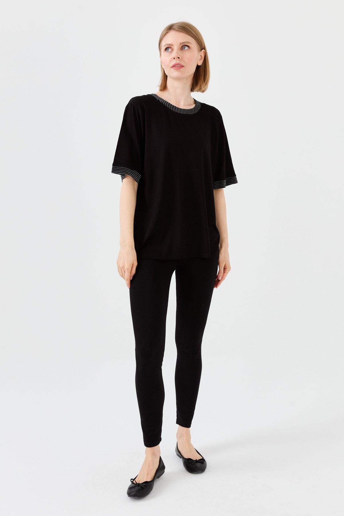 23764Kadın Sıfır Yaka Zincir Bantlı Penye T-shirt Siyah