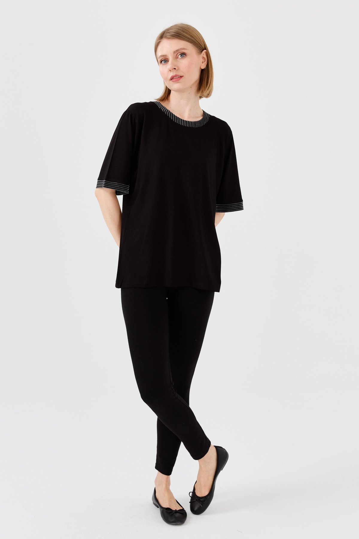 23764Kadın Sıfır Yaka Zincir Bantlı Penye T-shirt Siyah