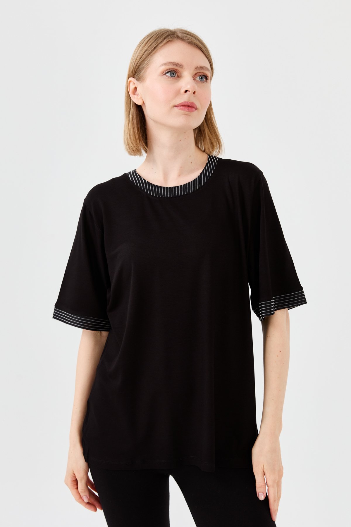 23764Kadın Sıfır Yaka Zincir Bantlı Penye T-shirt Siyah