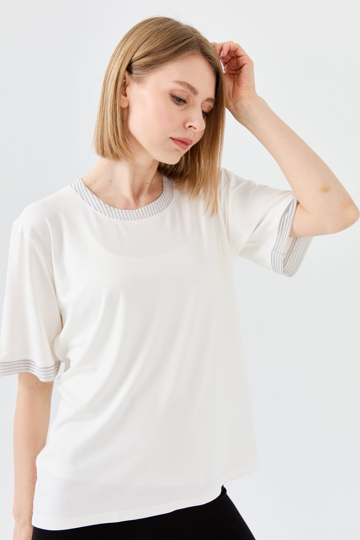 23764Kadın Sıfır Yaka Zincir Bantlı Penye T-shirt Kemik