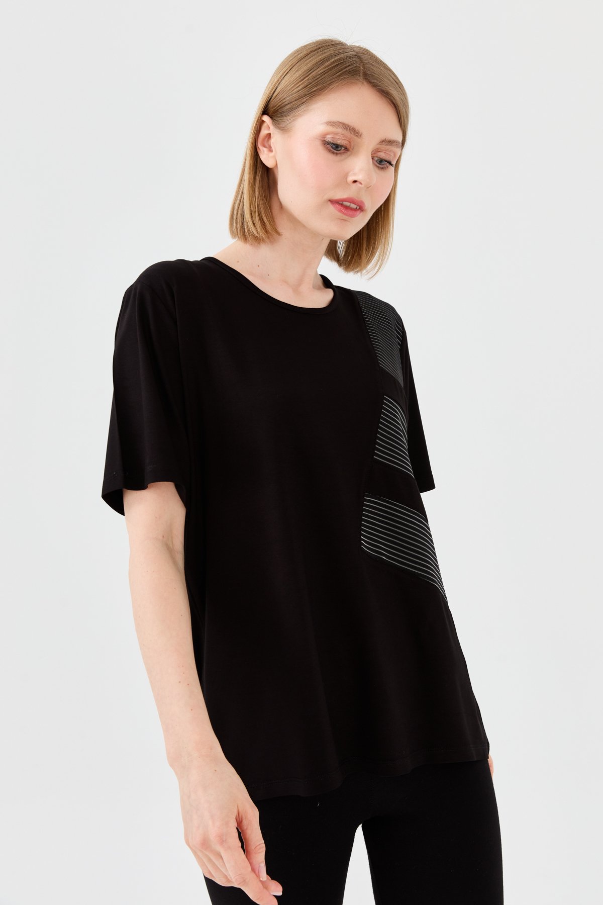 23768Kadın Sıfır Yaka Zincir Kumaşlı Penye T-shirt Siyah