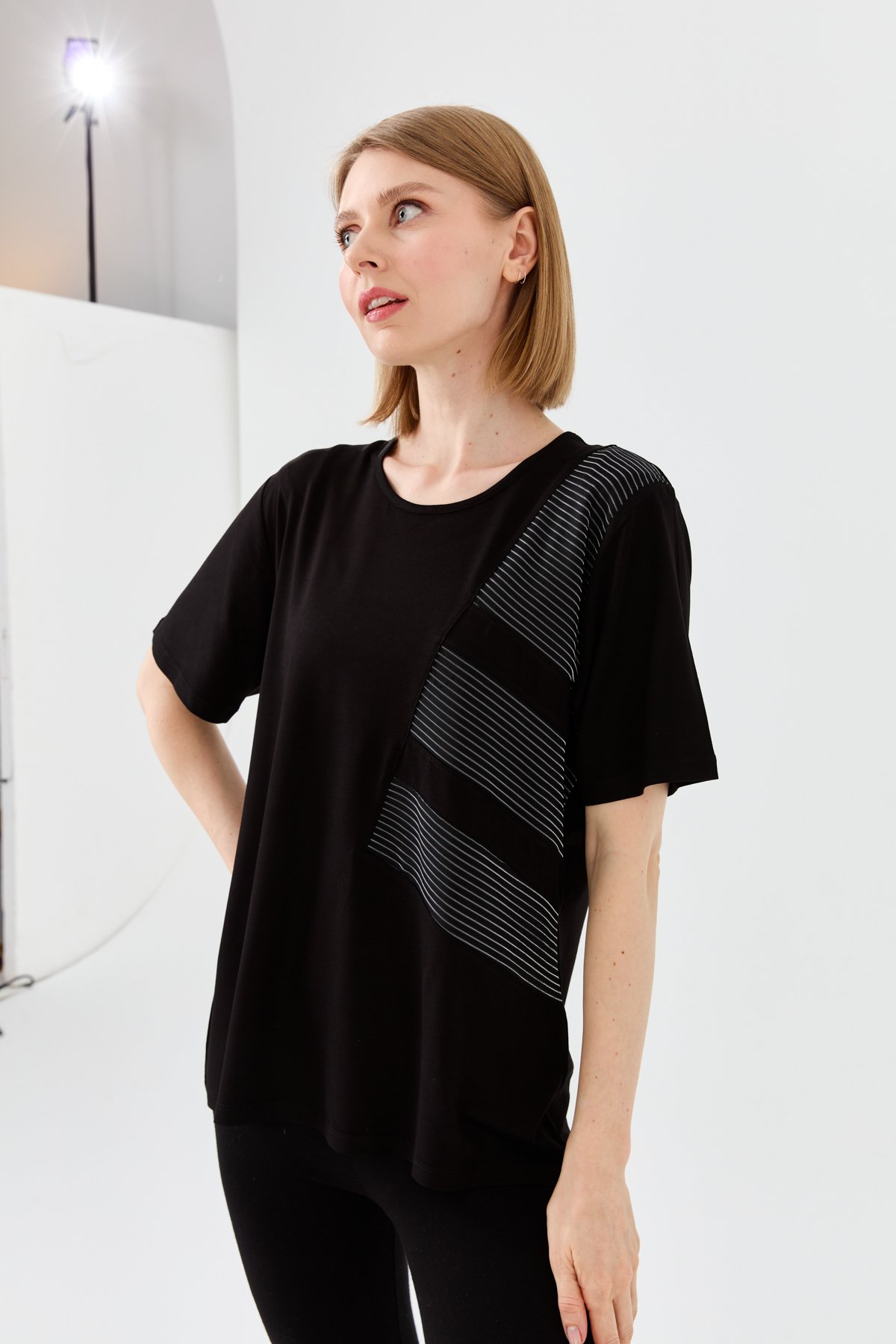 23768Kadın Sıfır Yaka Zincir Kumaşlı Penye T-shirt Siyah