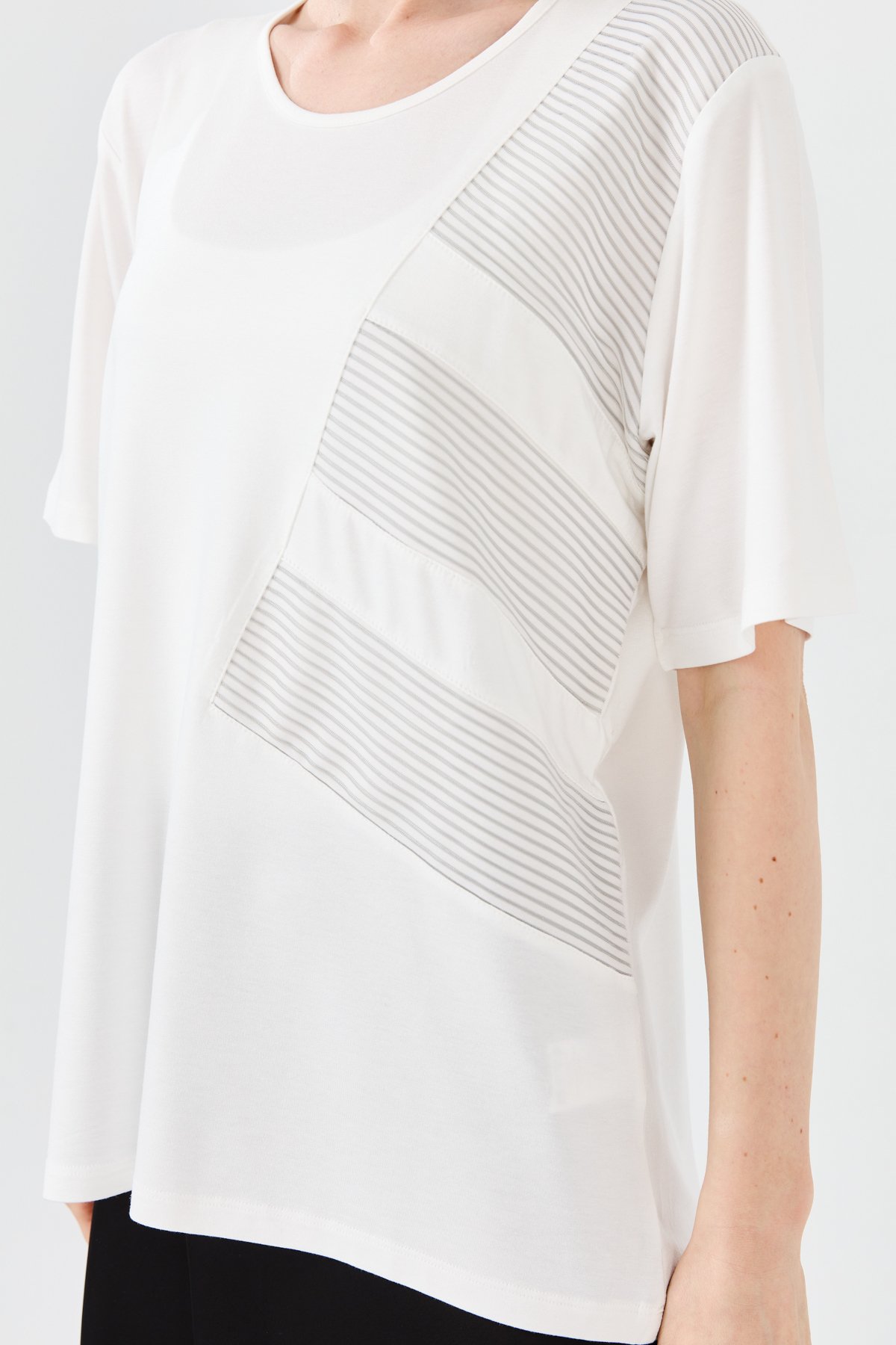 23768Kadın Sıfır Yaka Zincir Kumaşlı Penye T-shirt Kemik