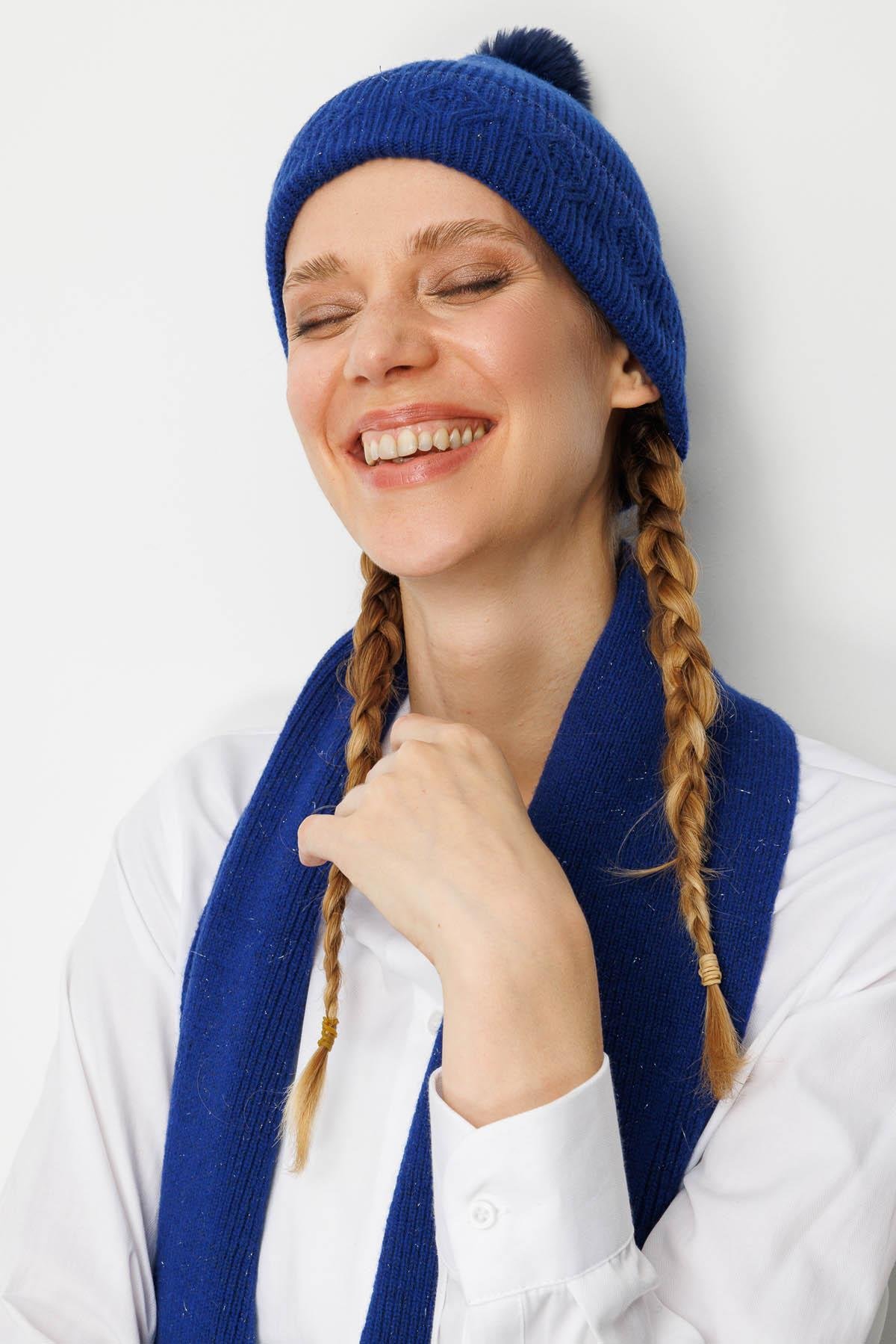 25072Kadın Simli Jakarlı Ponponlu Yün Şapka K.S.Mavi