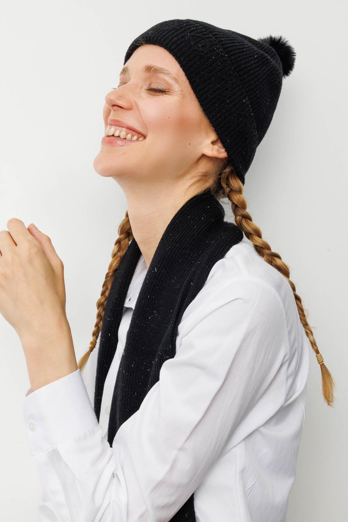 25072Kadın Simli Jakarlı Ponponlu Yün Şapka Siyah