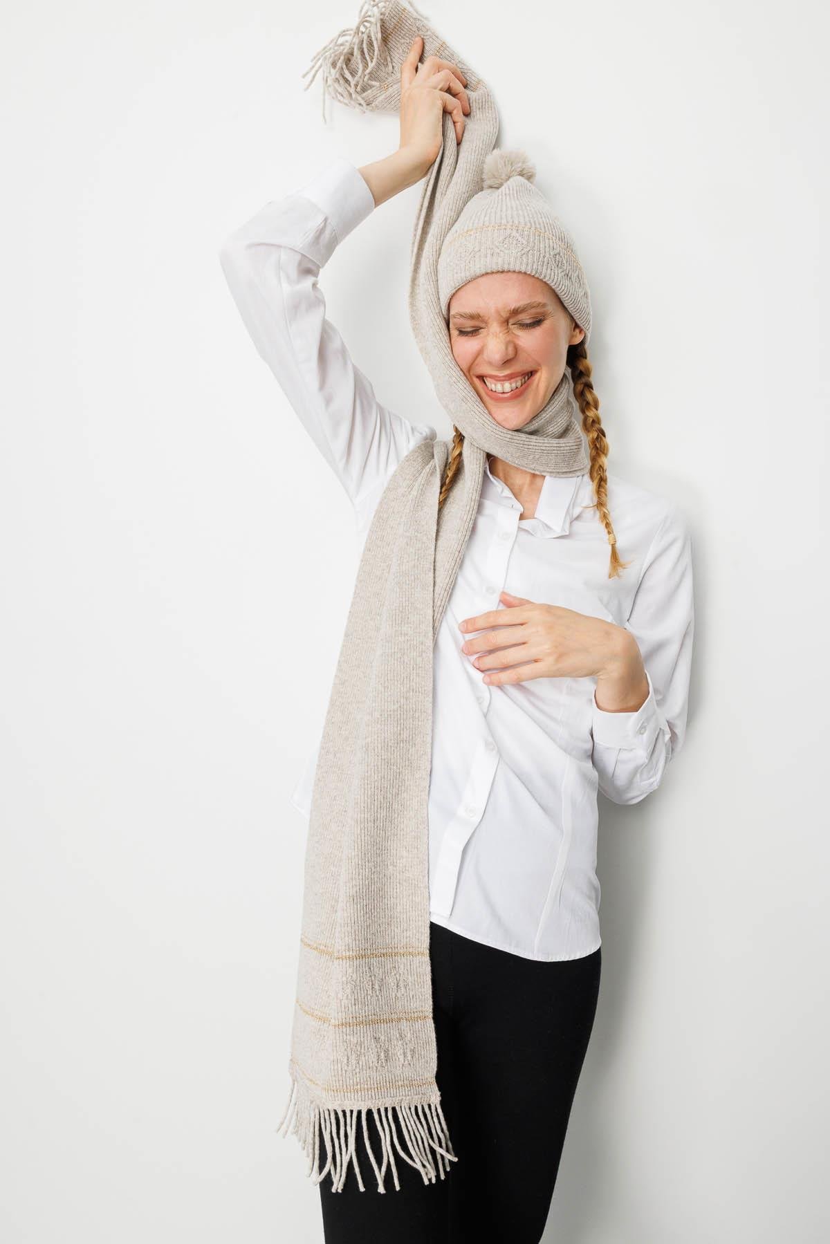 25073Kadın Simli Jakarlı Püsküllü Yün Kaşkol V.Bej