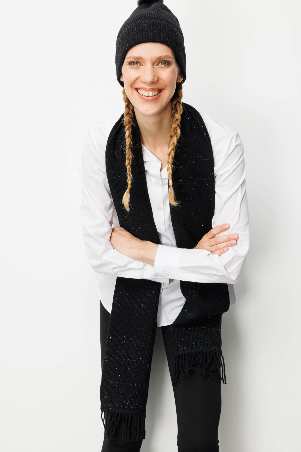 25073Kadın Simli Jakarlı Püsküllü Yün Kaşkol Siyah