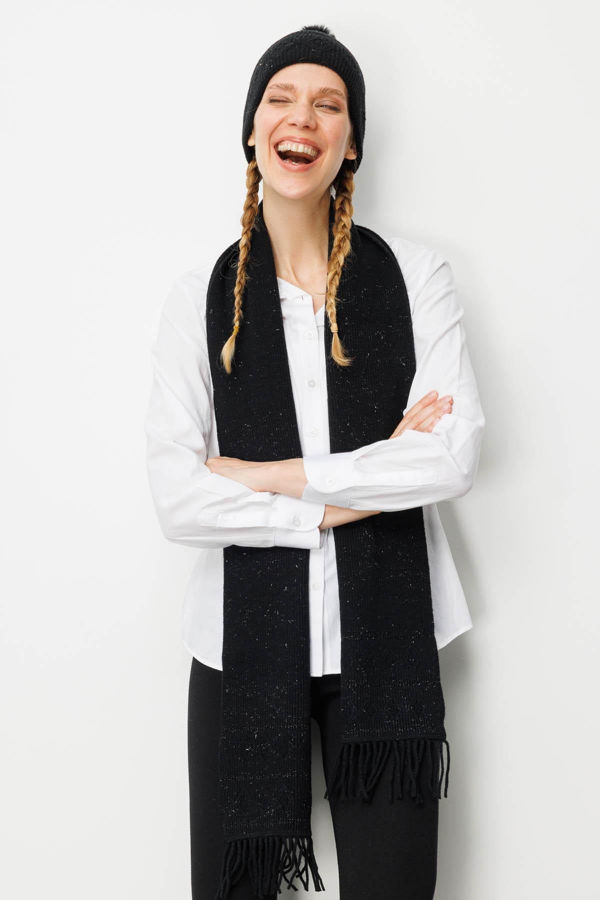 25073Kadın Simli Jakarlı Püsküllü Yün Kaşkol Siyah