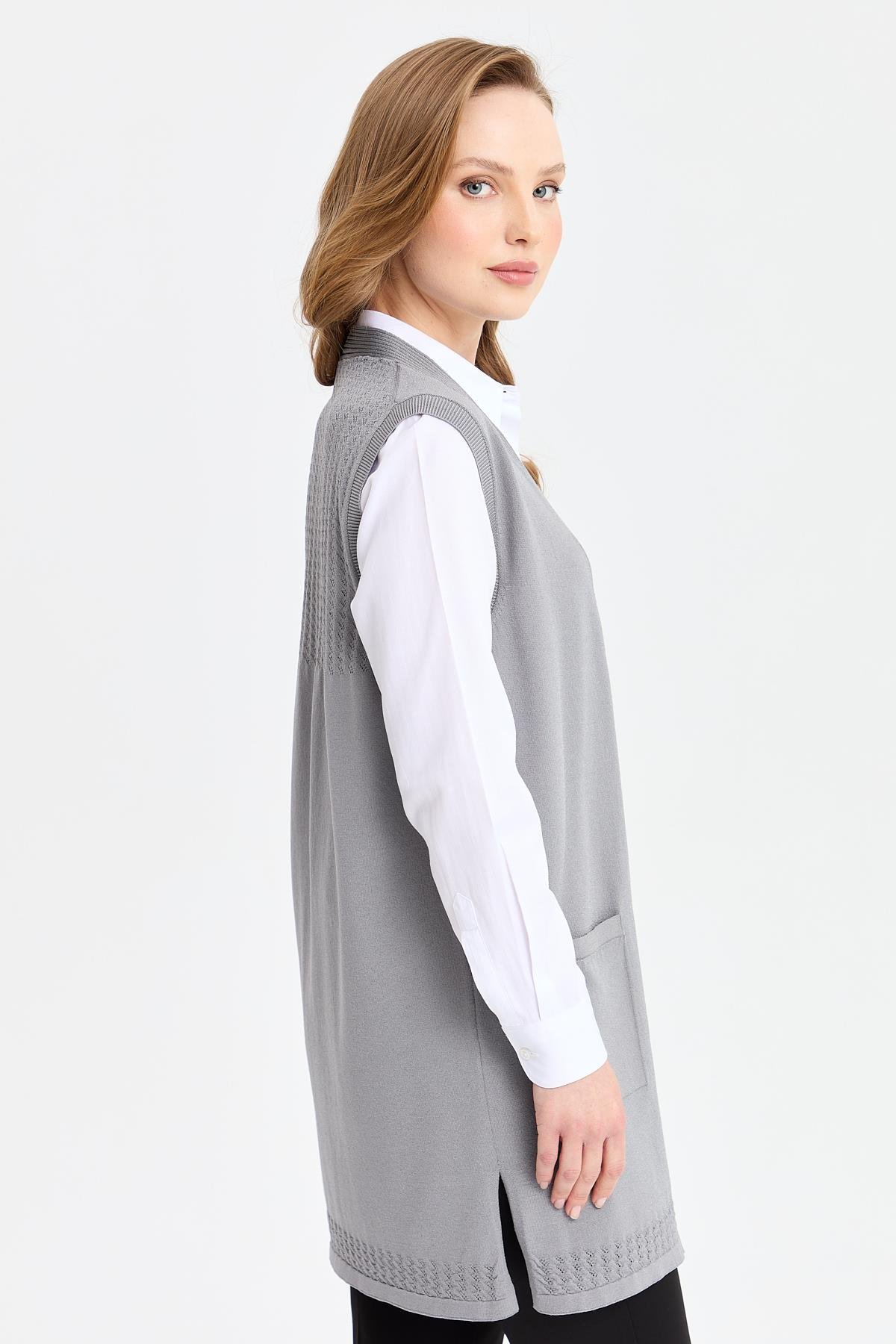 24352Kadın Sırtı ve Eteği Ajurlu İnce Triko Yelek Füme