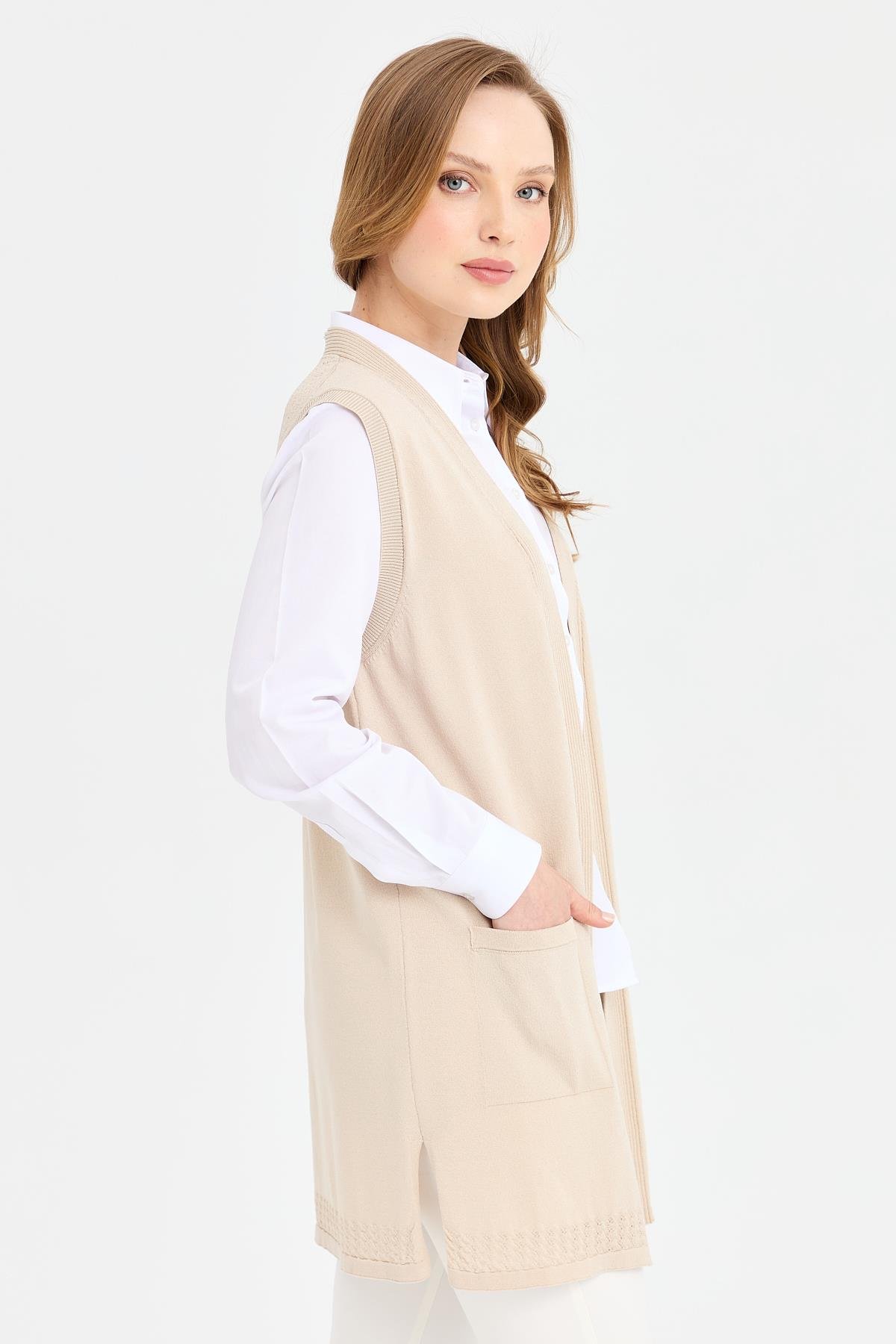 24352Kadın Sırtı ve Eteği Ajurlu İnce Triko Yelek Bej