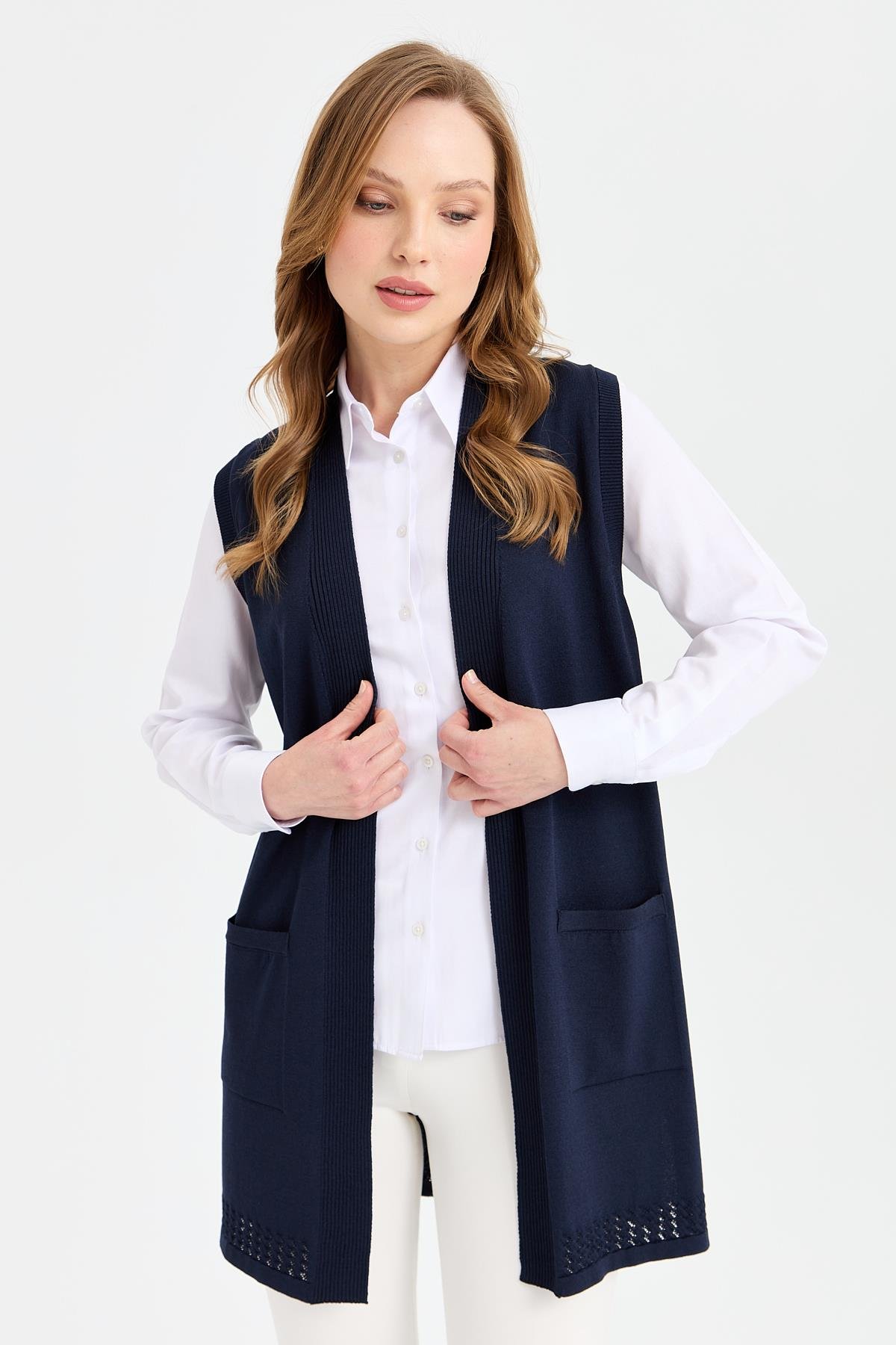 24352Kadın Sırtı ve Eteği Ajurlu İnce Triko Yelek Lacivert