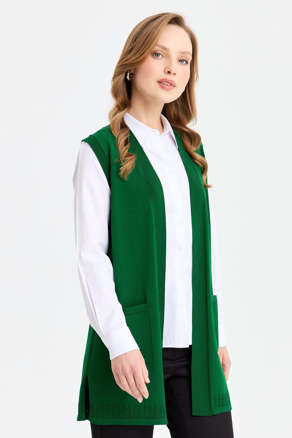 24352Kadın Sırtı ve Eteği Ajurlu İnce Triko Yelek Yeşil