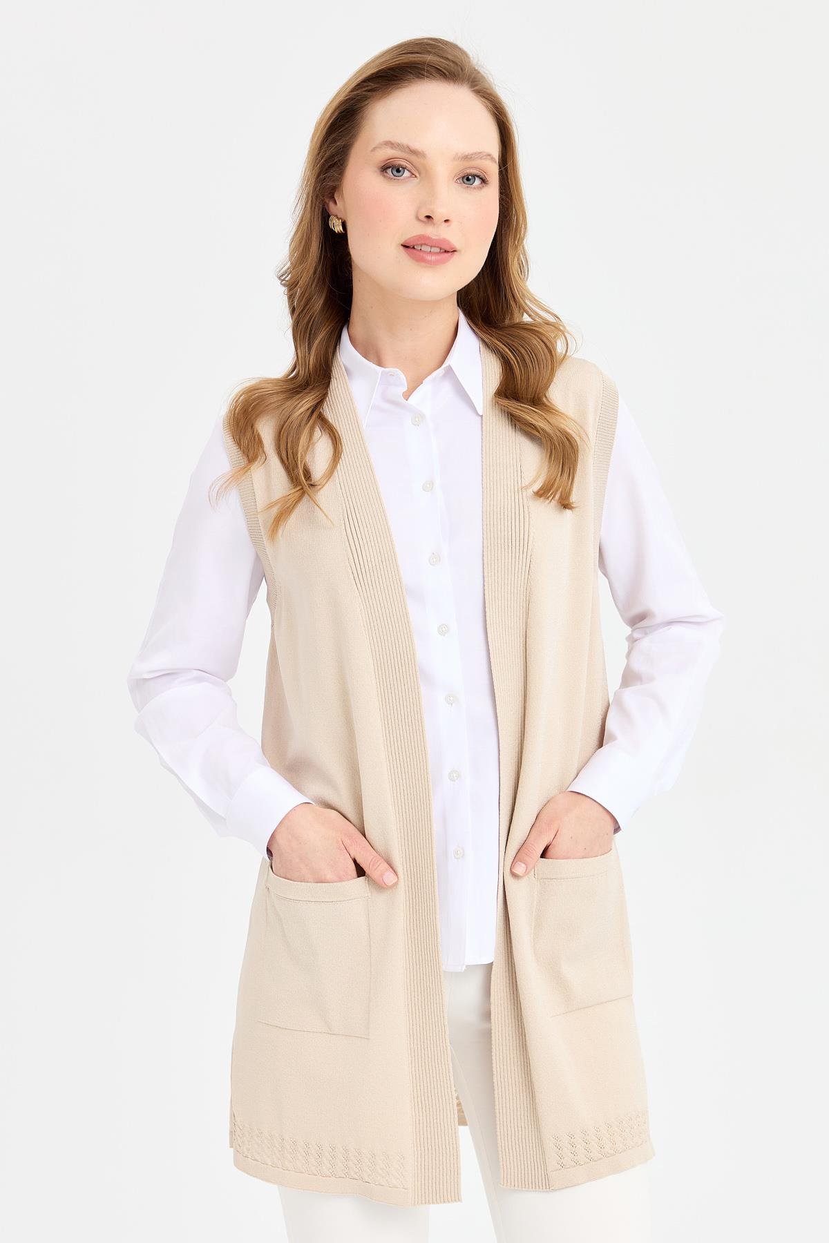 24352Kadın Sırtı ve Eteği Ajurlu İnce Triko Yelek Bej