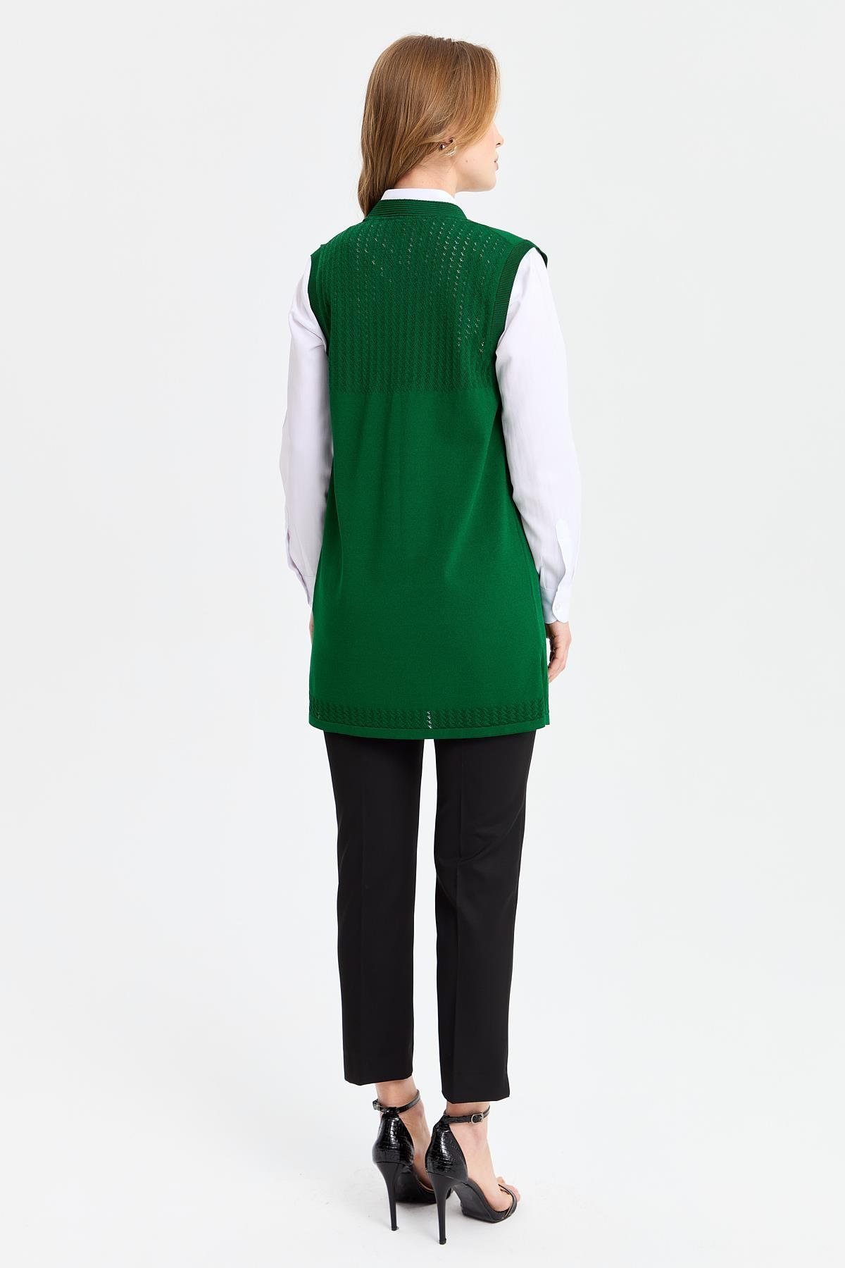 24352Kadın Sırtı ve Eteği Ajurlu İnce Triko Yelek Yeşil
