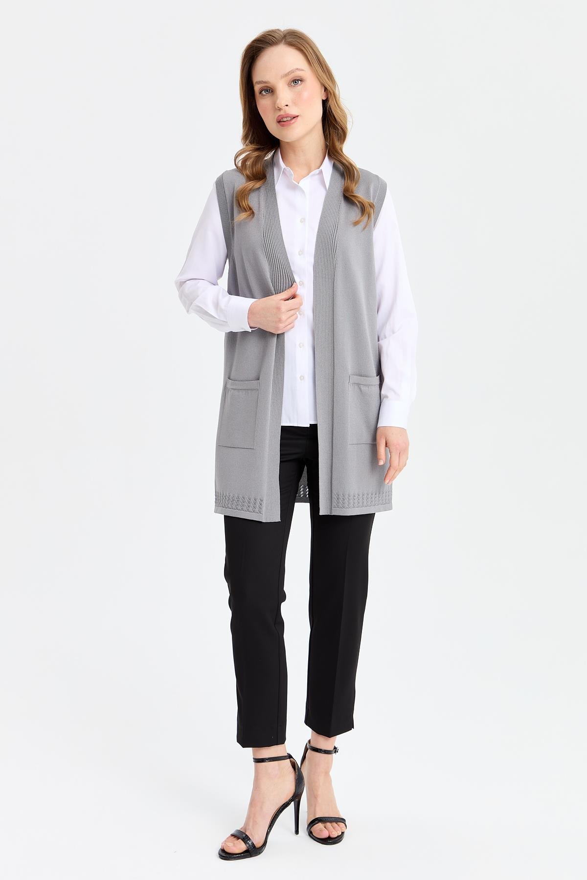 24352Kadın Sırtı ve Eteği Ajurlu İnce Triko Yelek Füme