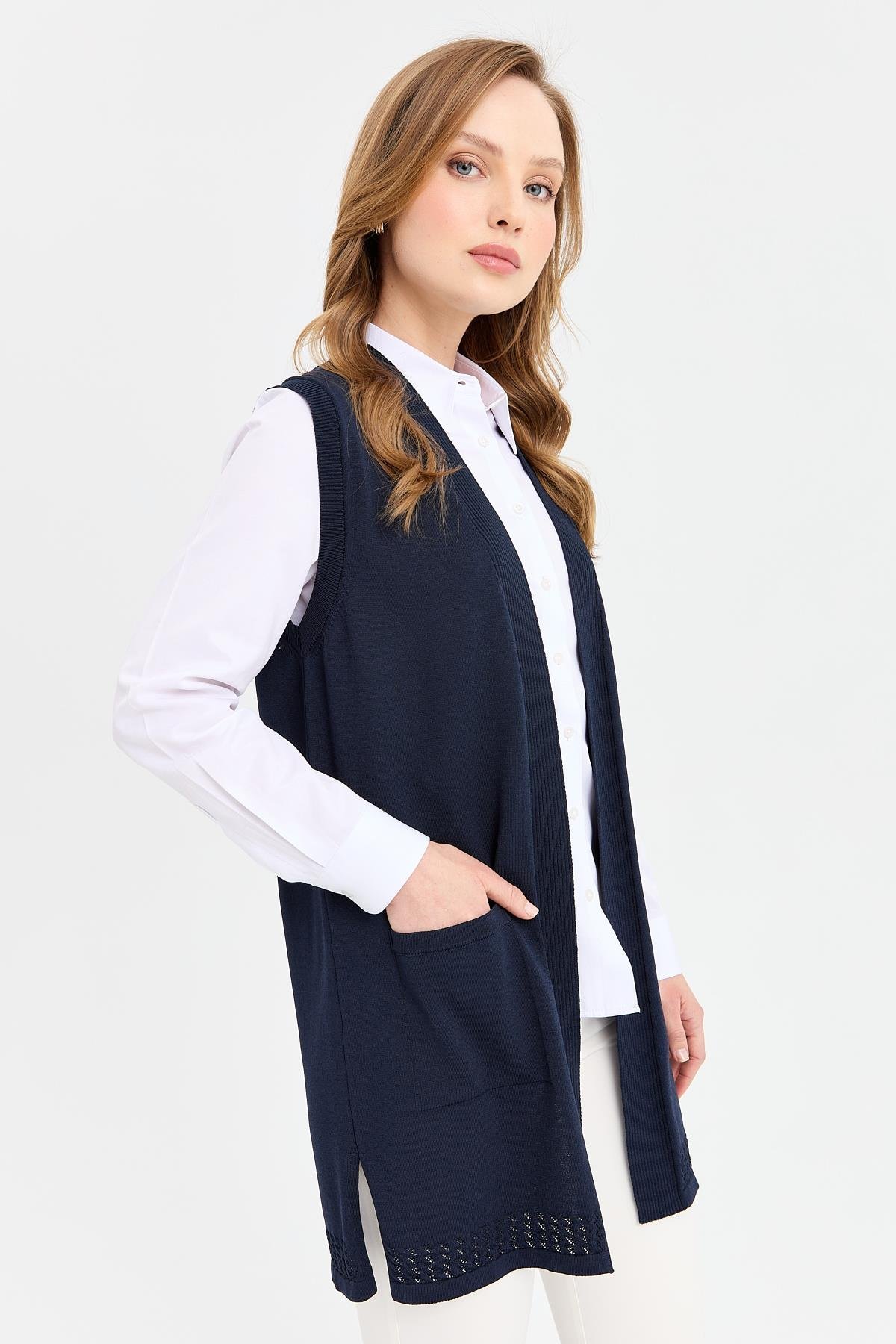 24352Kadın Sırtı ve Eteği Ajurlu İnce Triko Yelek Lacivert