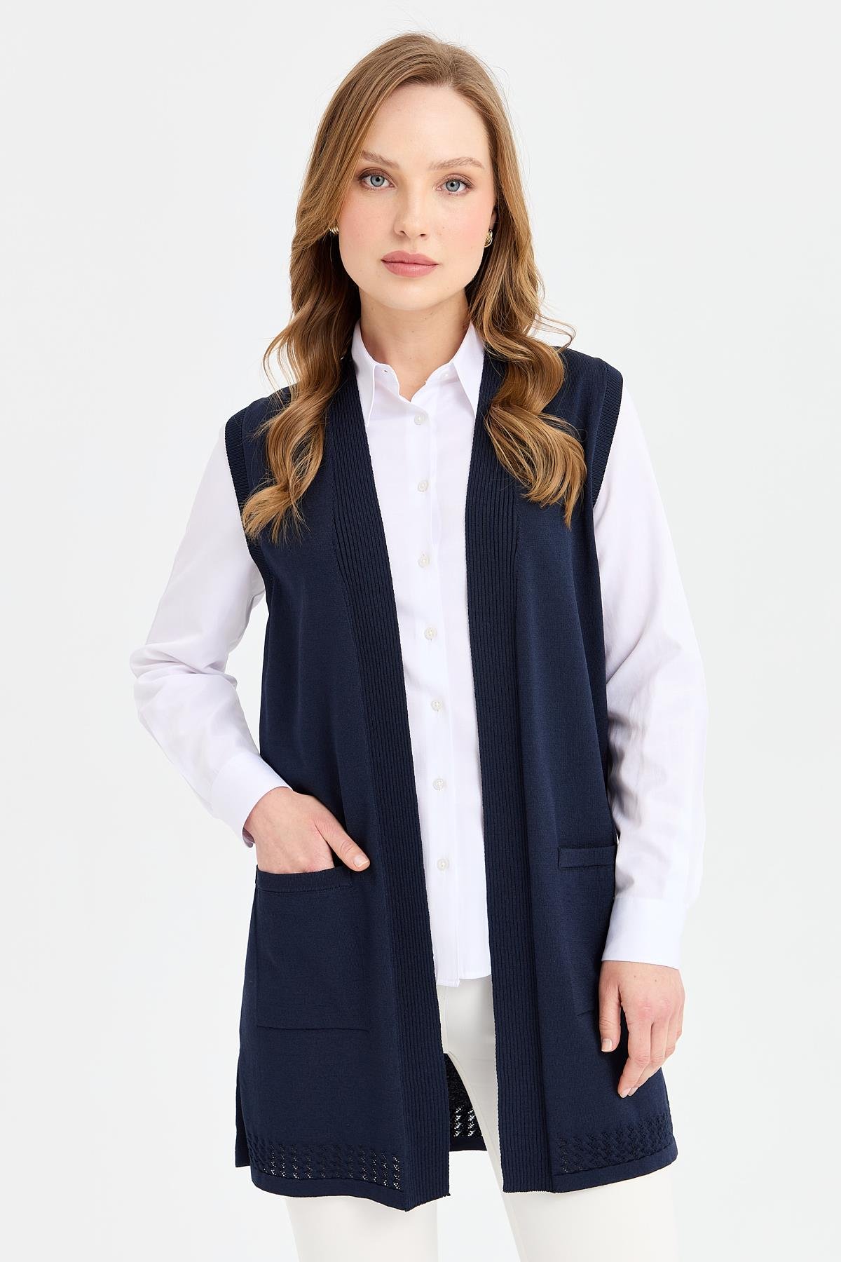 24352Kadın Sırtı ve Eteği Ajurlu İnce Triko Yelek Lacivert