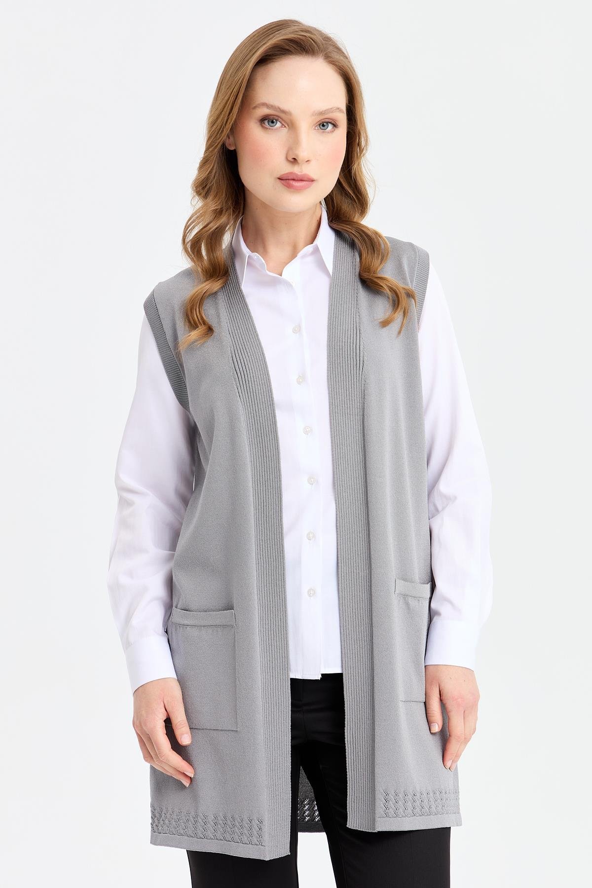 24352Kadın Sırtı ve Eteği Ajurlu İnce Triko Yelek Füme