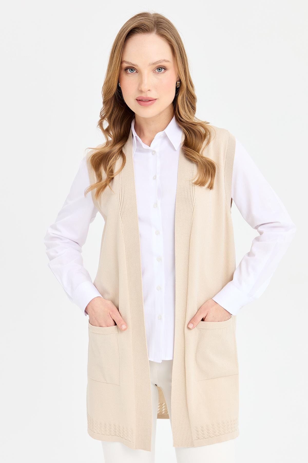 24352Kadın Sırtı ve Eteği Ajurlu İnce Triko Yelek Bej