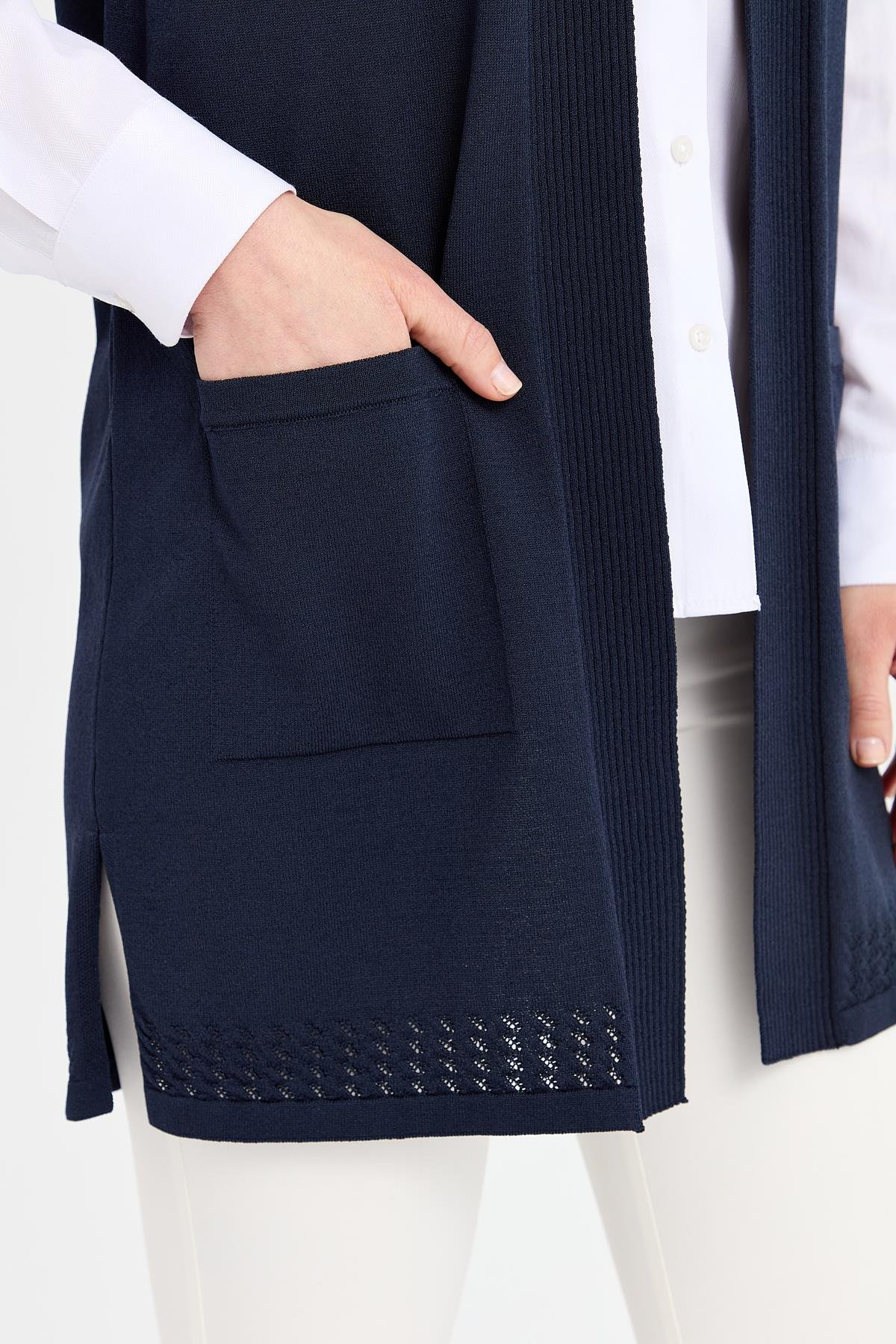 24352Kadın Sırtı ve Eteği Ajurlu İnce Triko Yelek Lacivert