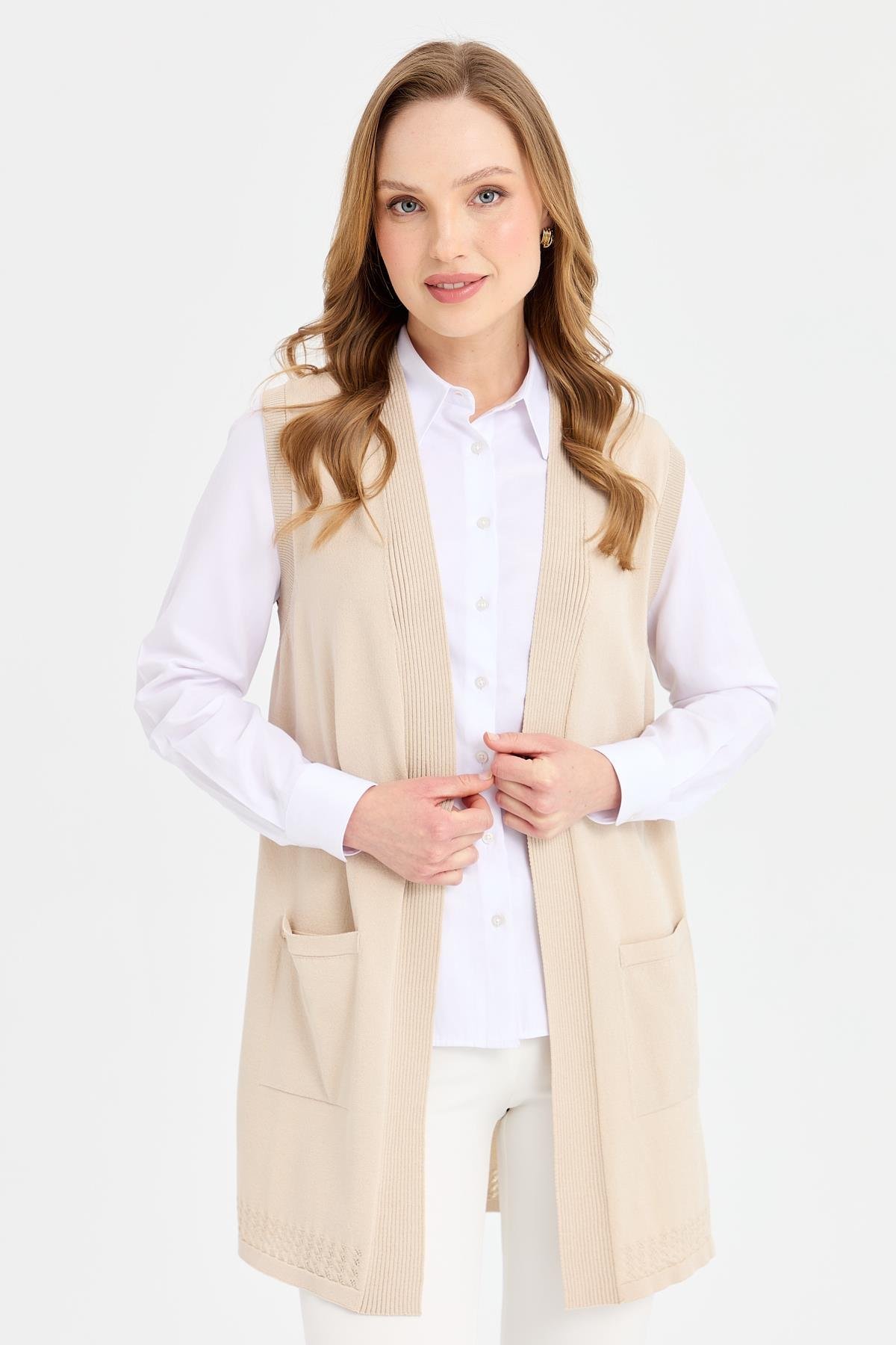 24352Kadın Sırtı ve Eteği Ajurlu İnce Triko Yelek Bej