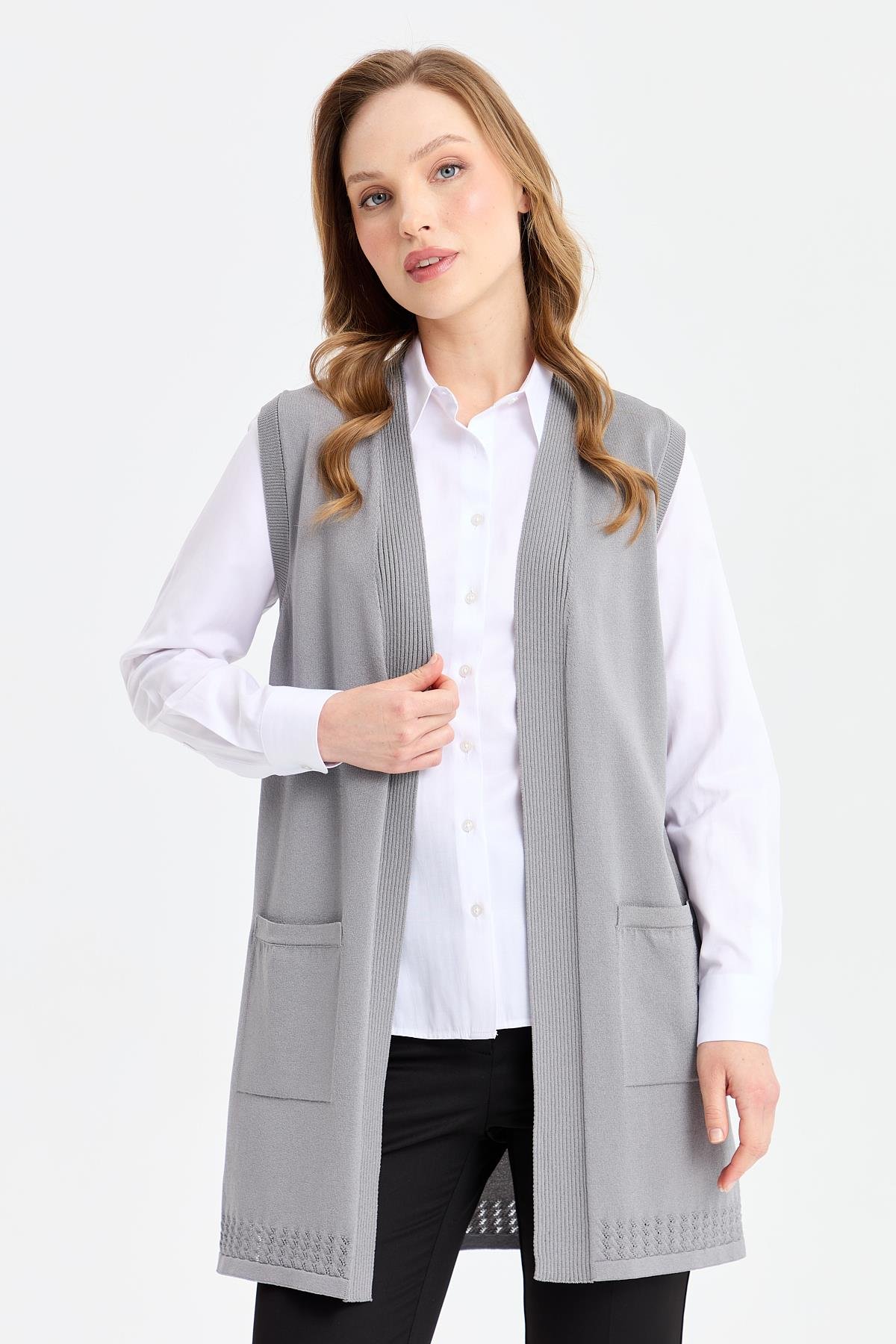 24352Kadın Sırtı ve Eteği Ajurlu İnce Triko Yelek Füme