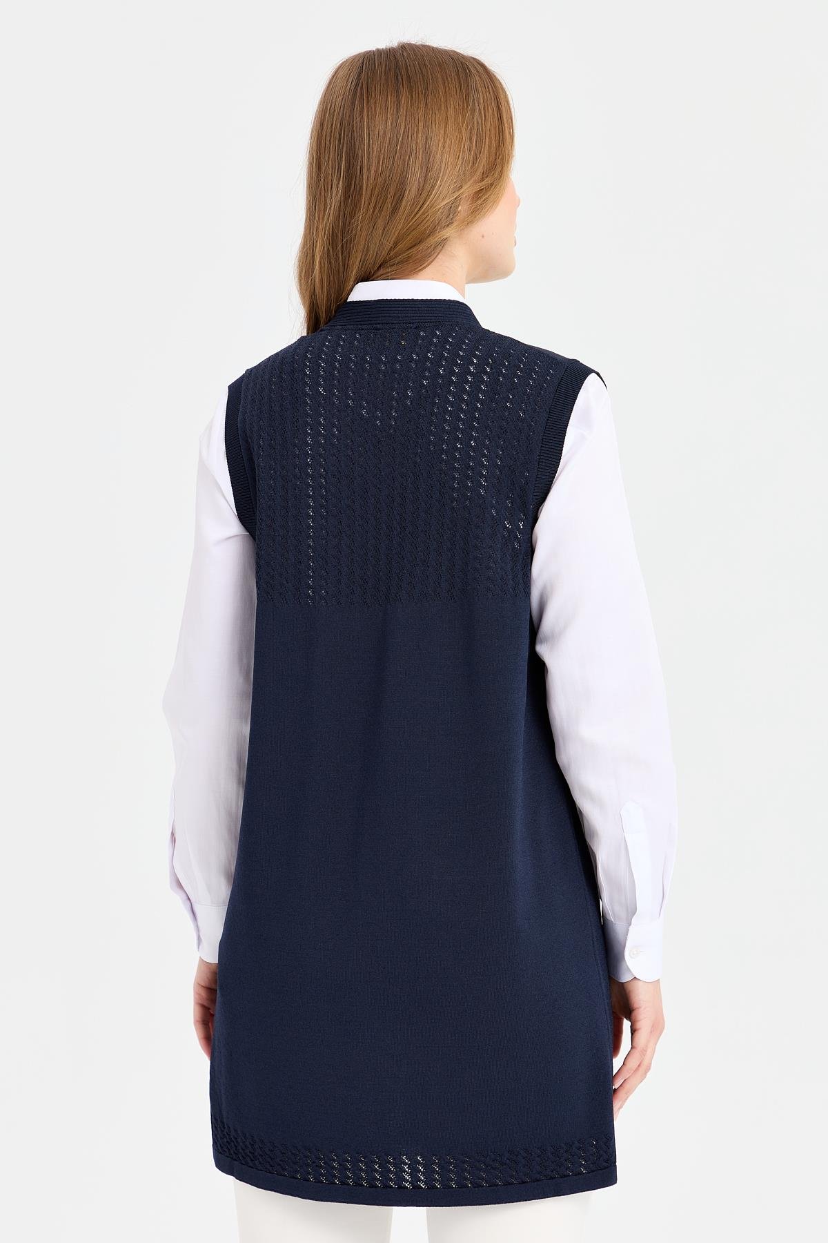 24352Kadın Sırtı ve Eteği Ajurlu İnce Triko Yelek Lacivert