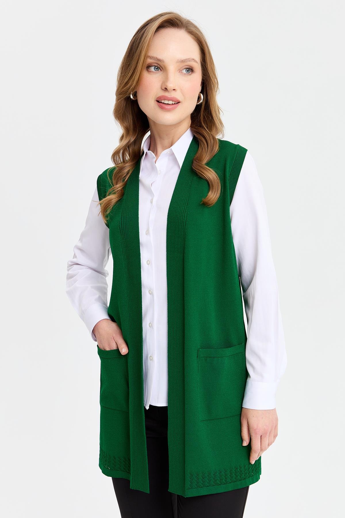 24352Kadın Sırtı ve Eteği Ajurlu İnce Triko Yelek Yeşil