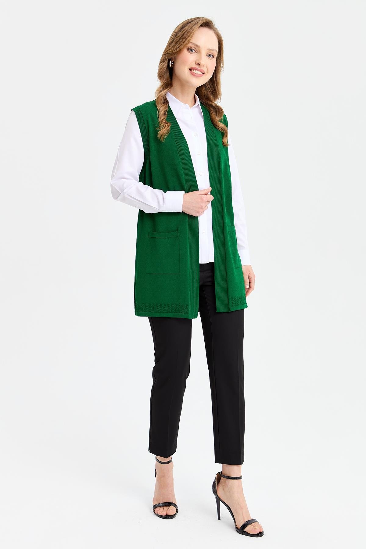 24352Kadın Sırtı ve Eteği Ajurlu İnce Triko Yelek Yeşil