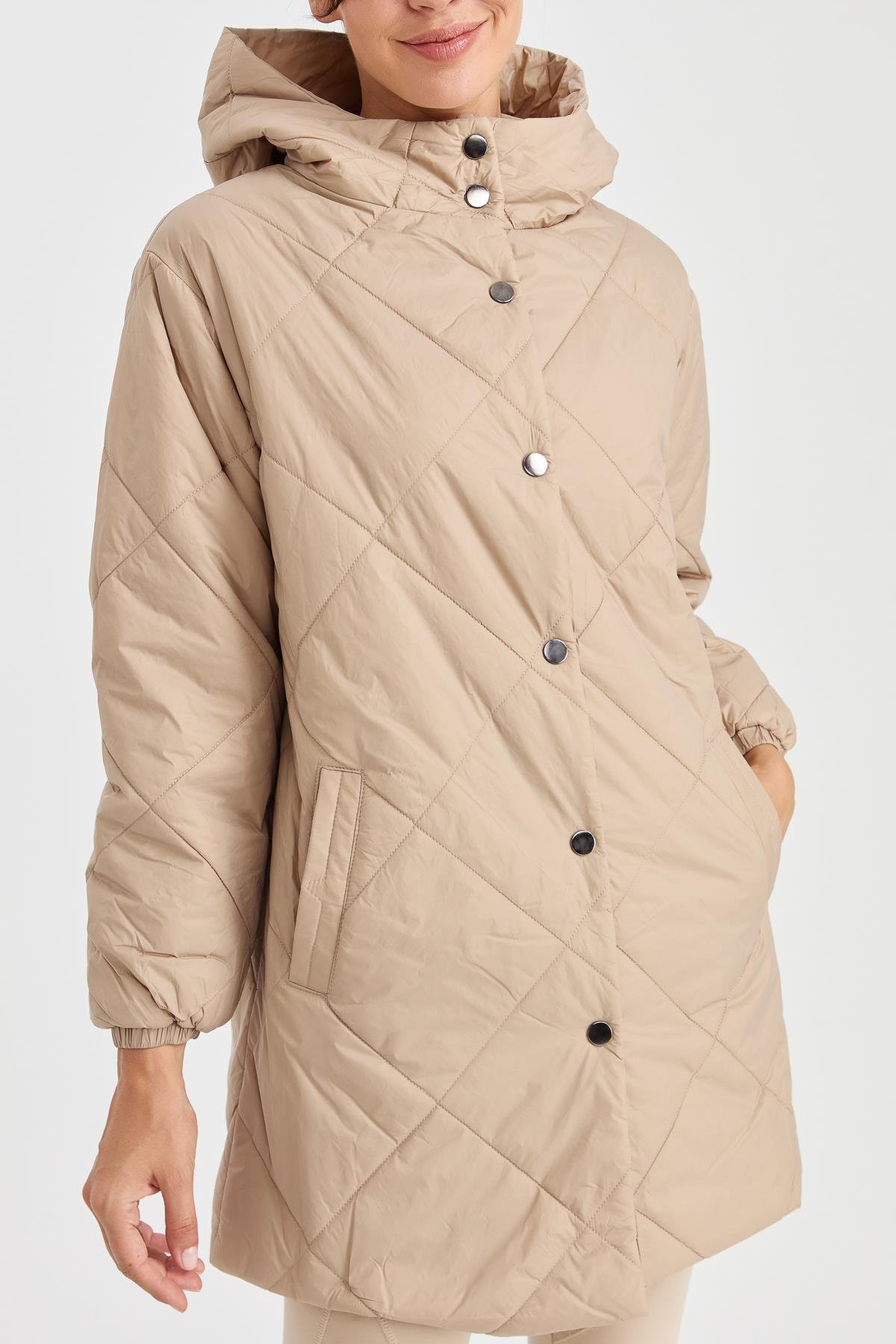 23403Kadın Şişme Kareli Uzun Kaban Bej