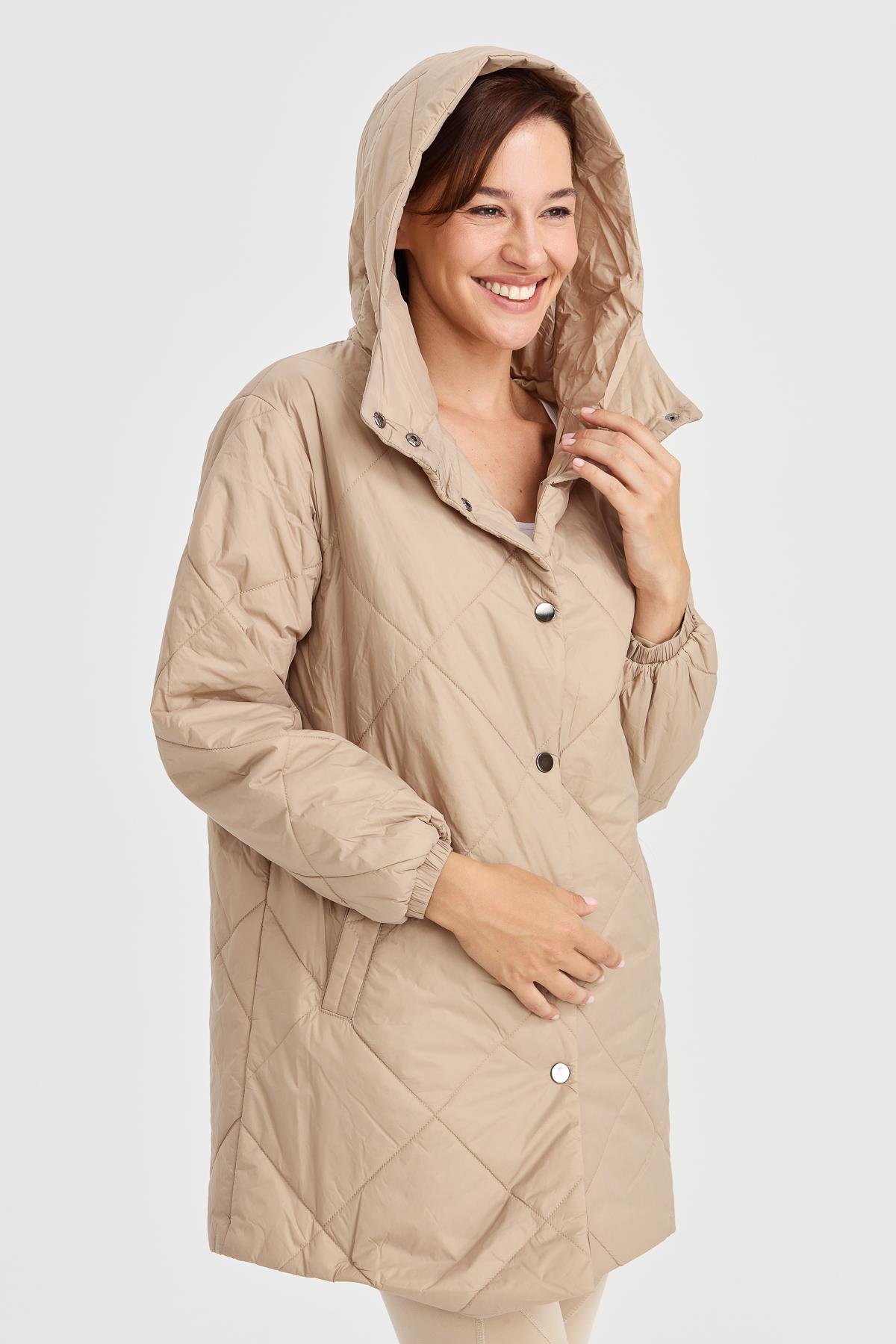 23403Kadın Şişme Kareli Uzun Kaban Bej