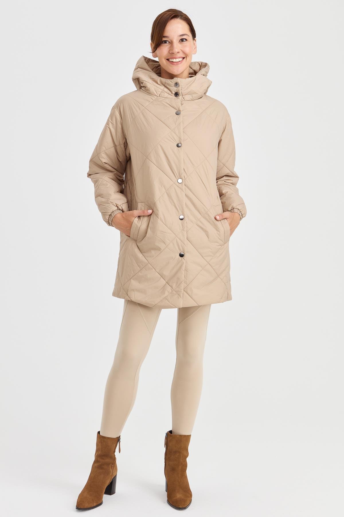 23403Kadın Şişme Kareli Uzun Kaban Bej