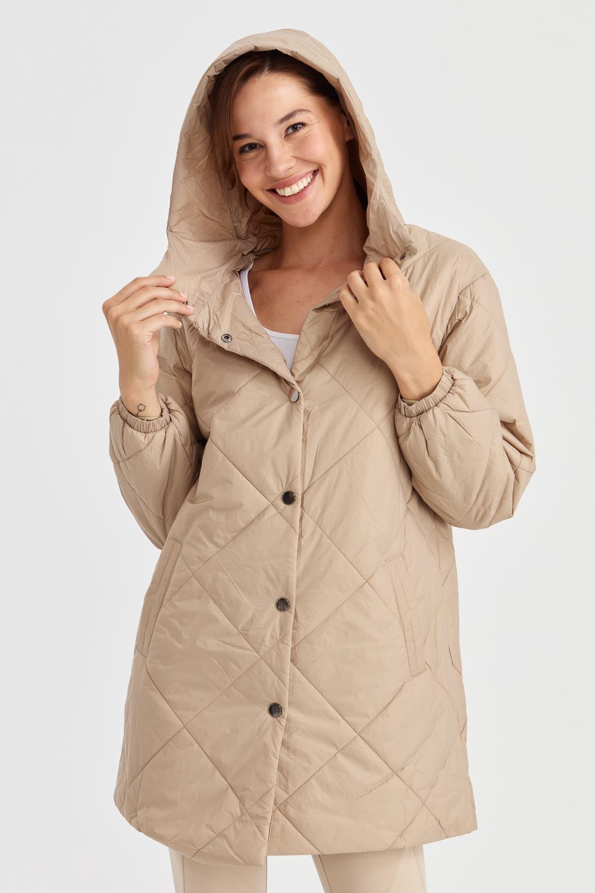 23403Kadın Şişme Kareli Uzun Kaban Bej