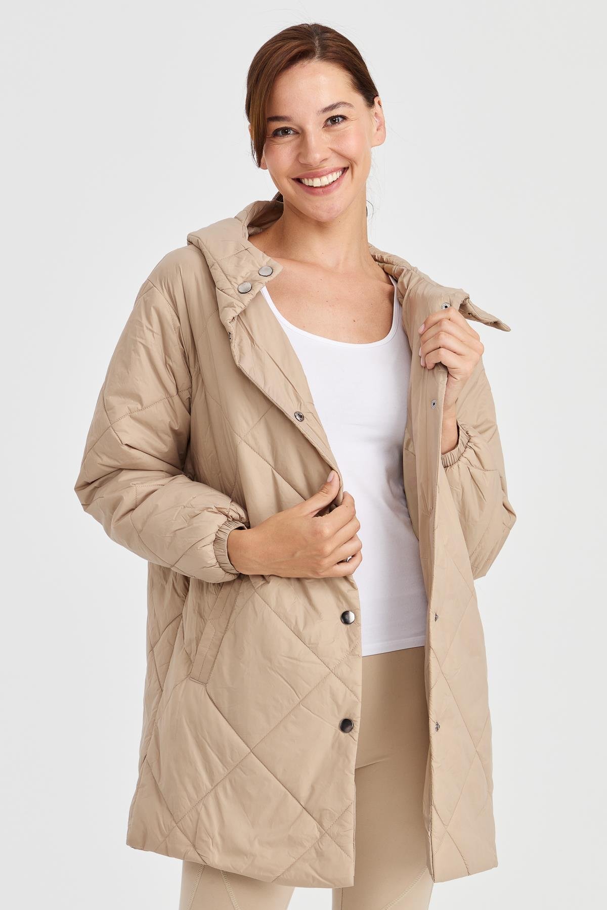 23403Kadın Şişme Kareli Uzun Kaban Bej