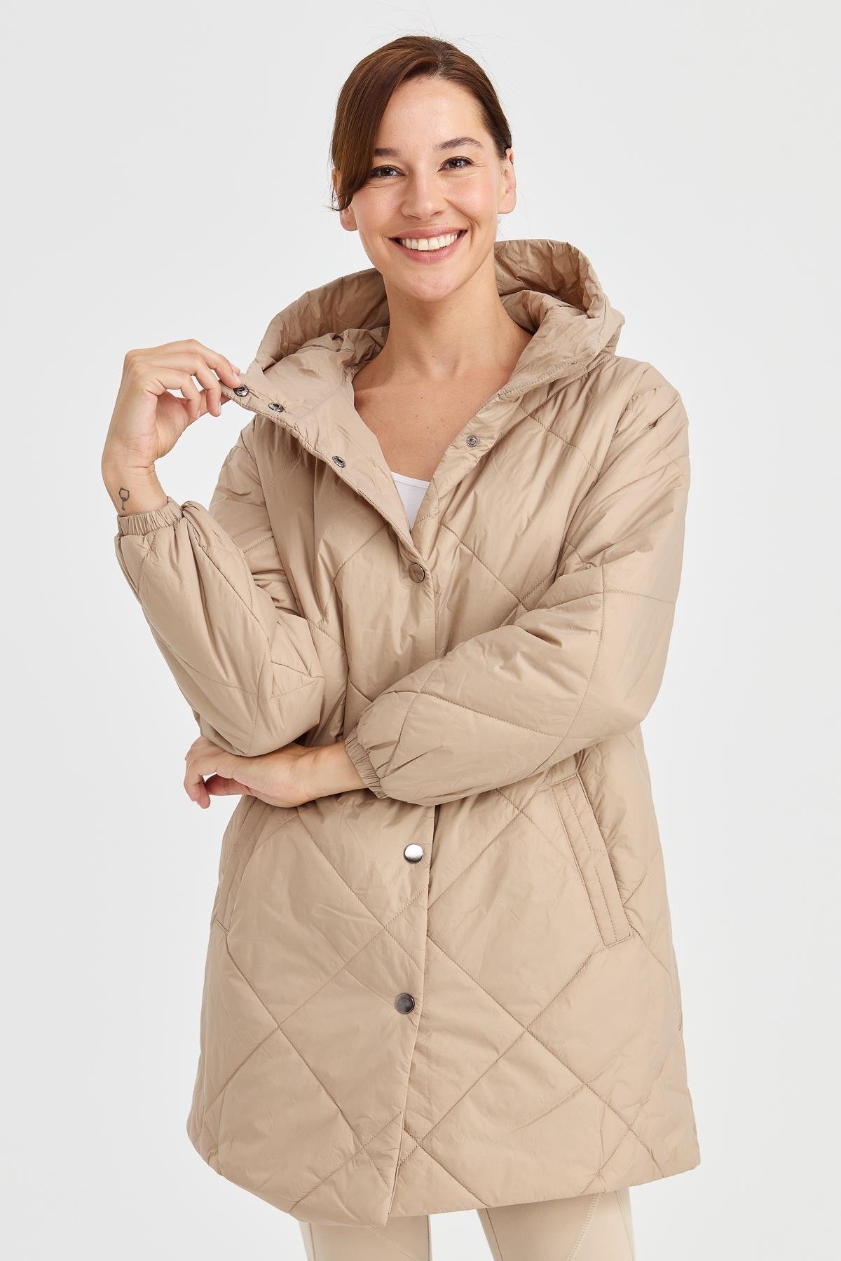 23403Kadın Şişme Kareli Uzun Kaban Bej