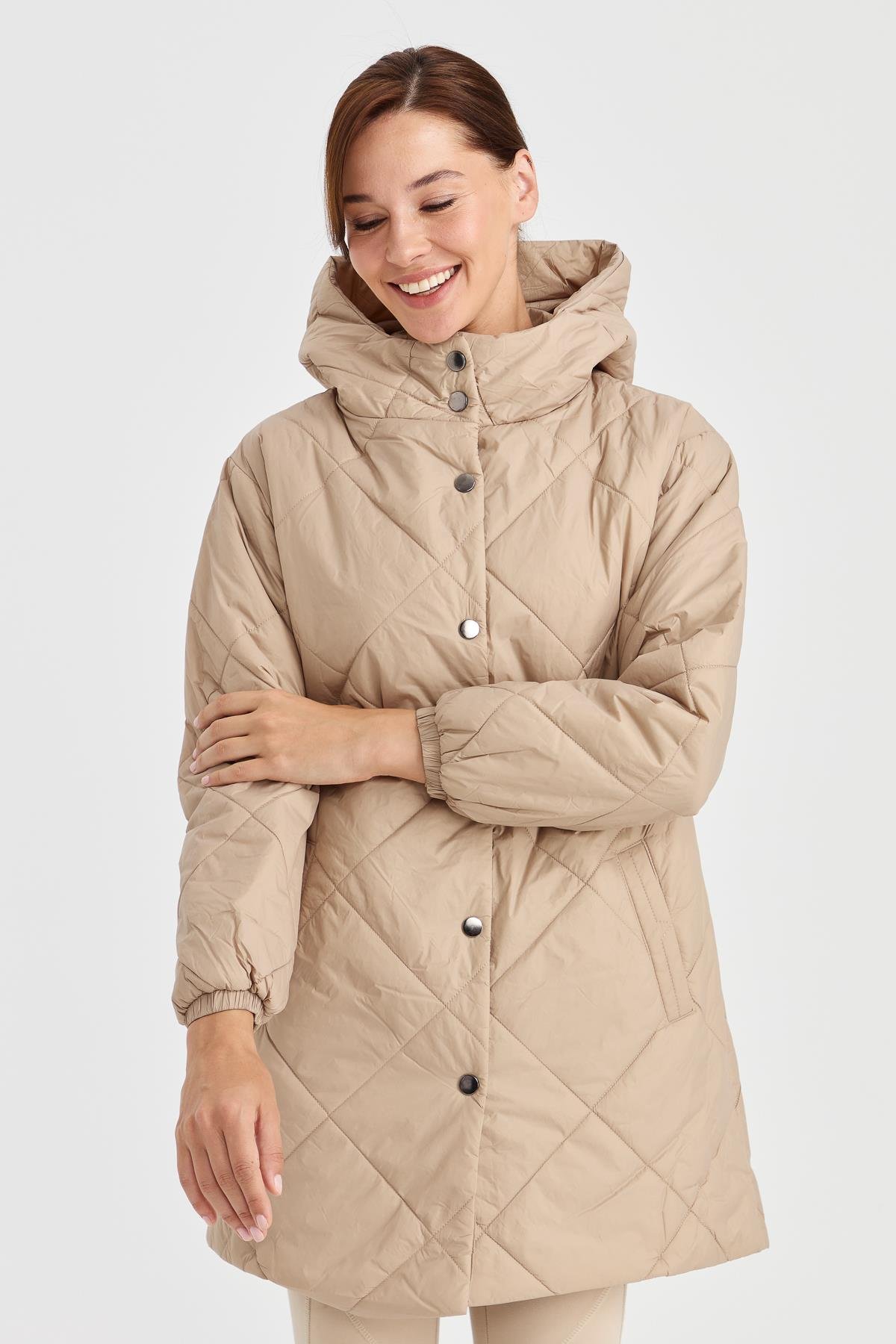 23403Kadın Şişme Kareli Uzun Kaban Bej