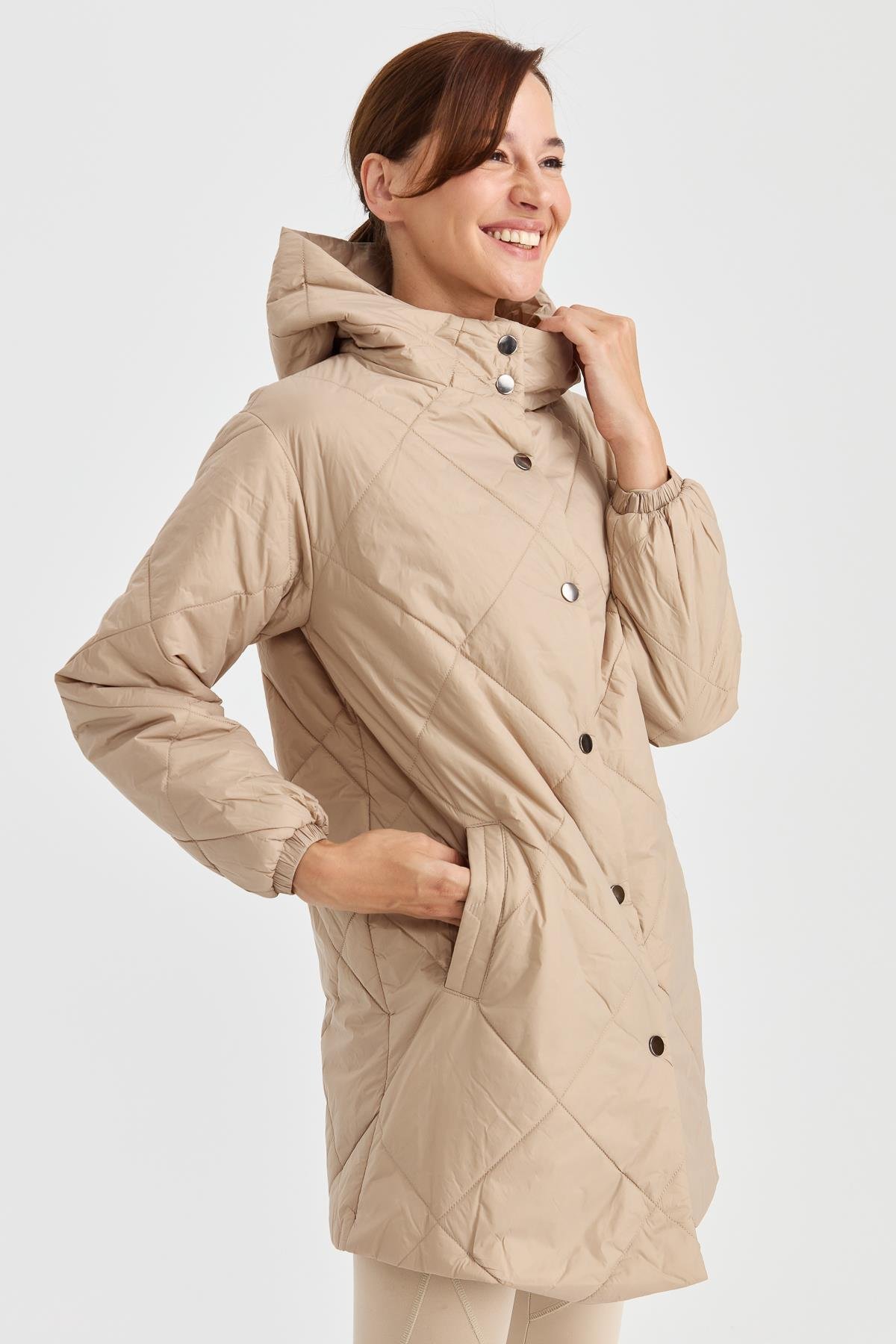 23403Kadın Şişme Kareli Uzun Kaban Bej