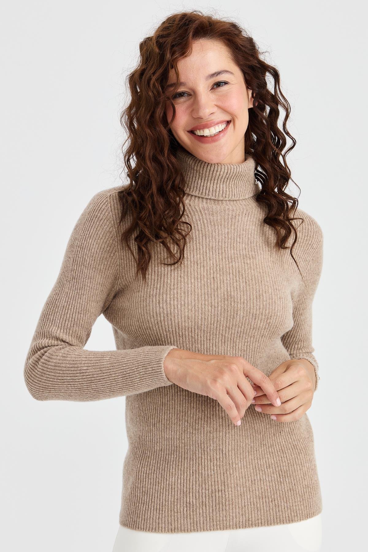 23159Kadın Tam Balıkçı Yaka Kol Ucu Düğmeli Yün Kazak K.Bej