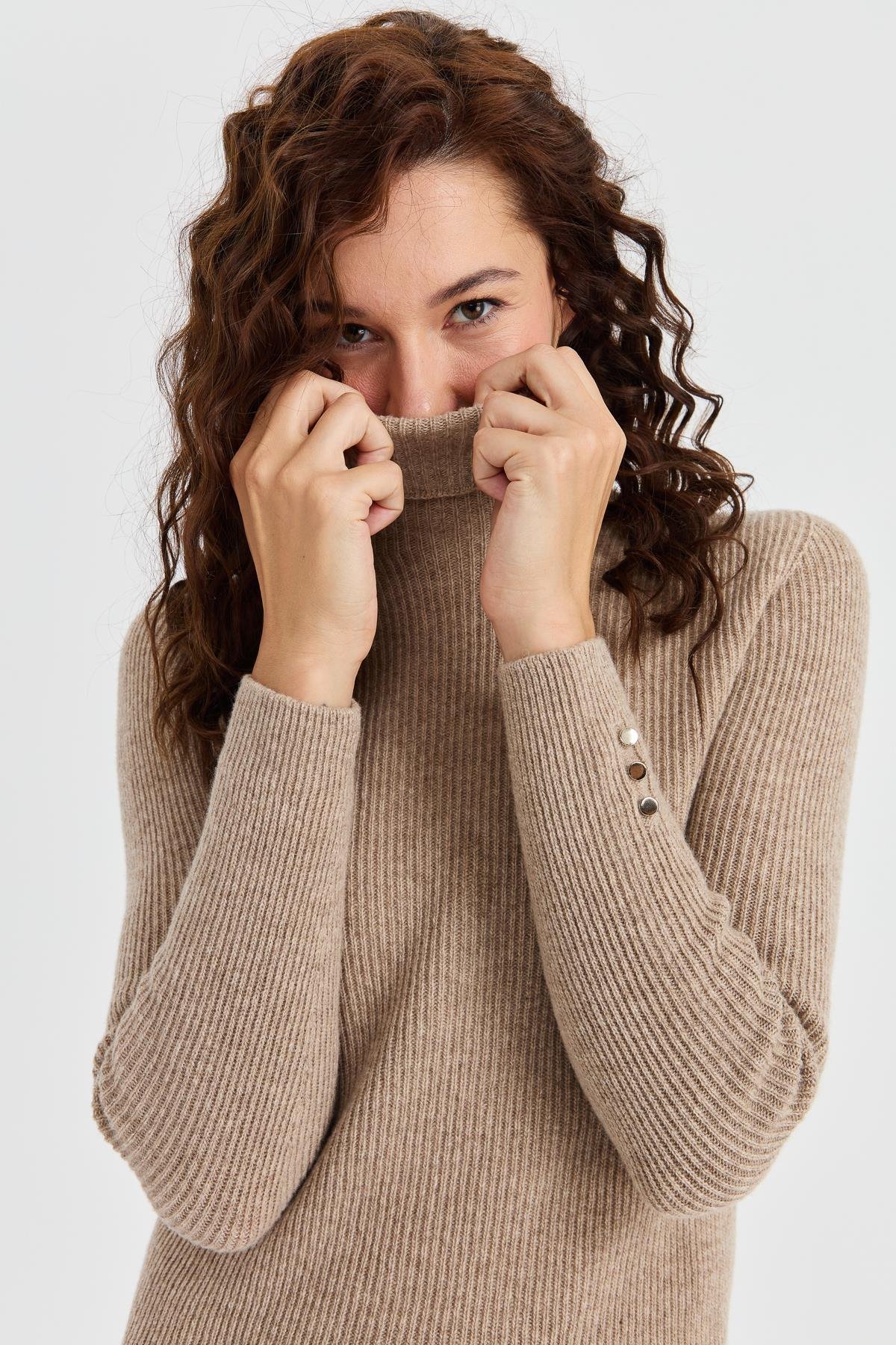 23159Kadın Tam Balıkçı Yaka Kol Ucu Düğmeli Yün Kazak K.Bej